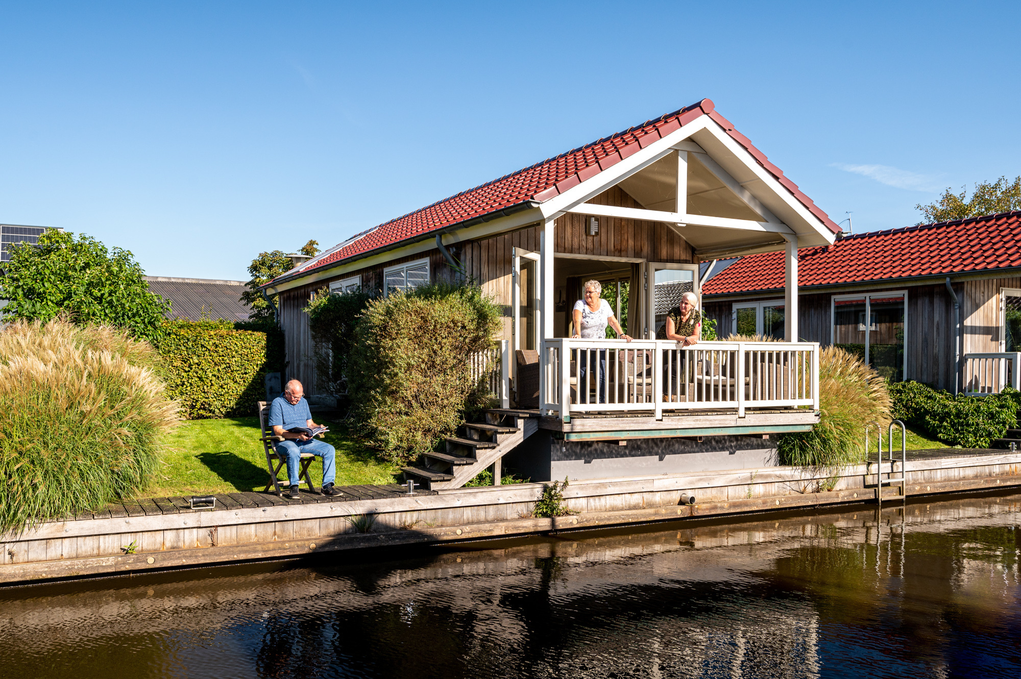Übernachten Sie in unserem gemütlichen Luxus-Chalet Meine 4, das über einen privaten Steg und eine Sauna verfügt.