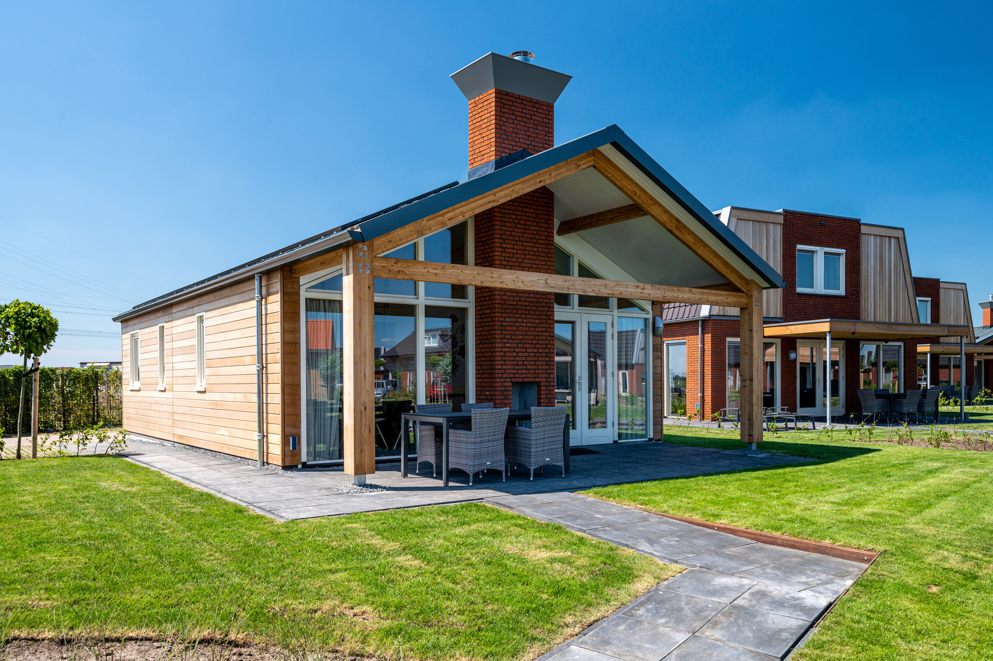 Unser Eneva-Bungalow, der speziell für Gäste mit Behinderungen konzipiert wurde, verfügt über einen Privatsteg für besonderen Komfort.