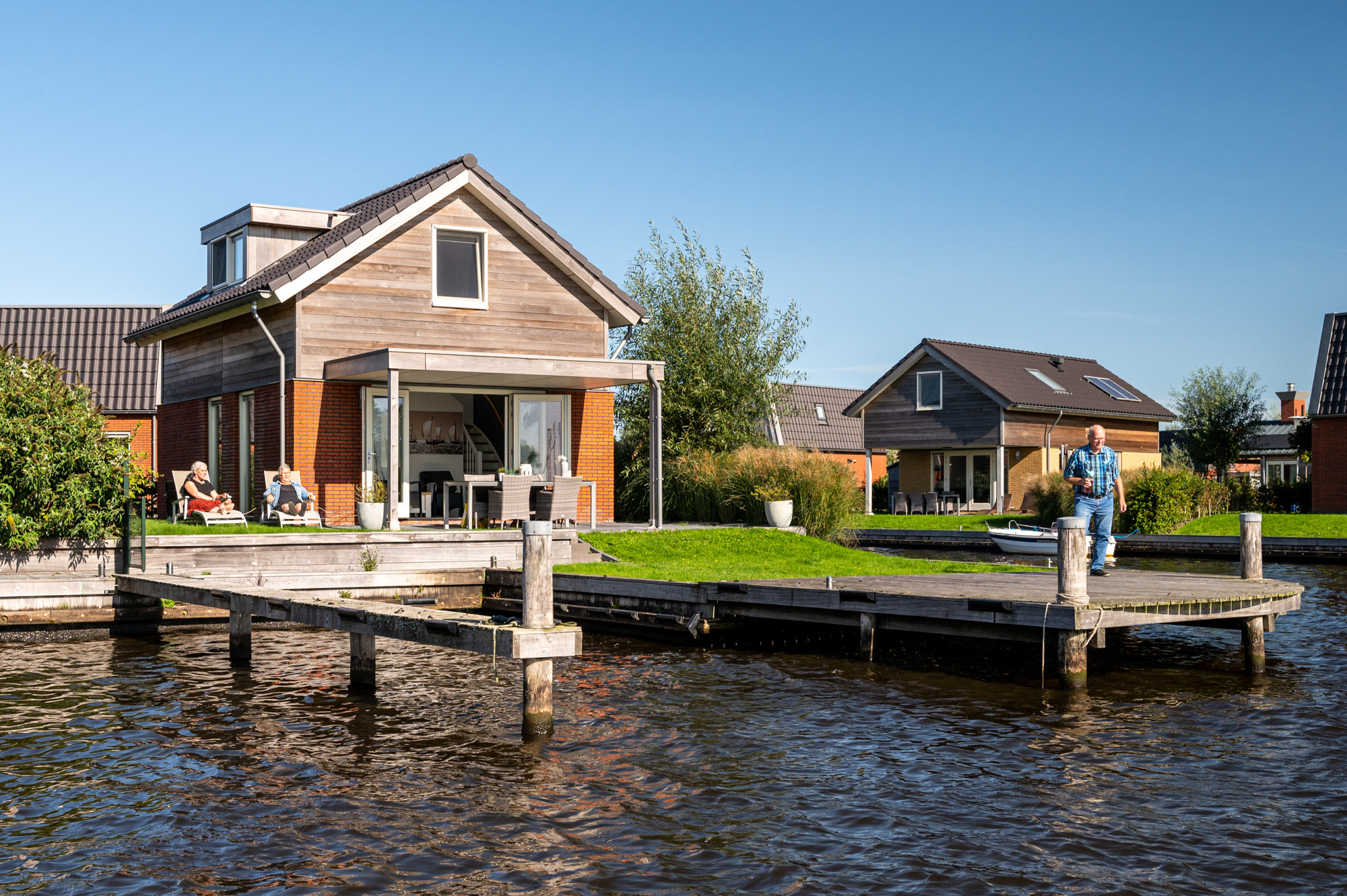 Verblijf in onze ruime Sneekermeer 4 woning met eigen aanlegsteiger.
