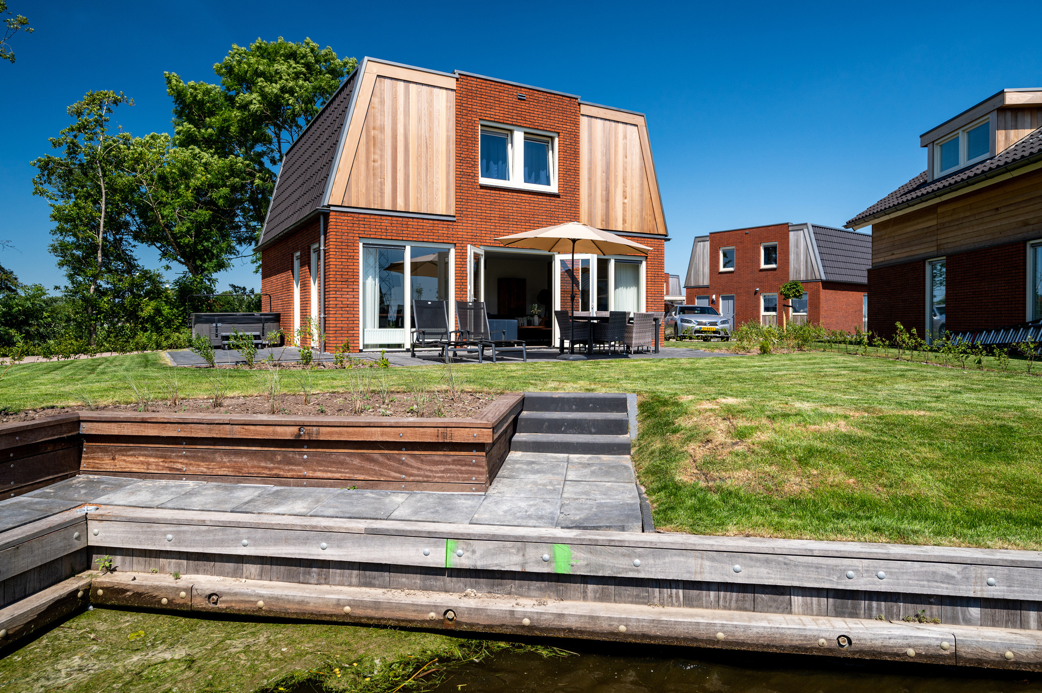Übernachten Sie in unserem luxuriösen Welness-Haus Sneekermeer 6, das über eine Sauna, einen Whirlpool und eine Sonnendusche verfügt.