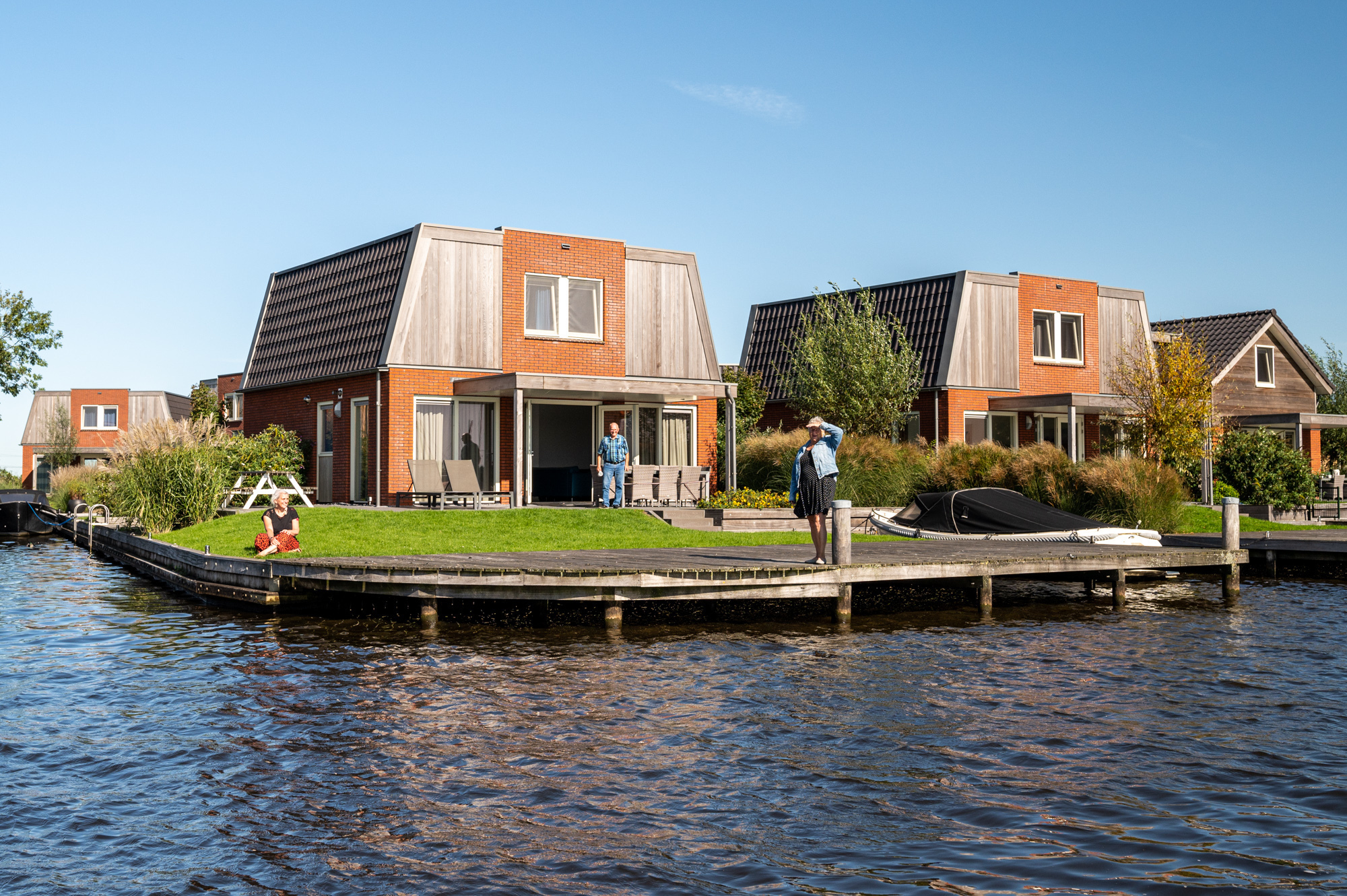 Übernachten Sie in unserem geräumigen Sneekermeer-8-Haus mit privatem Bootssteg.