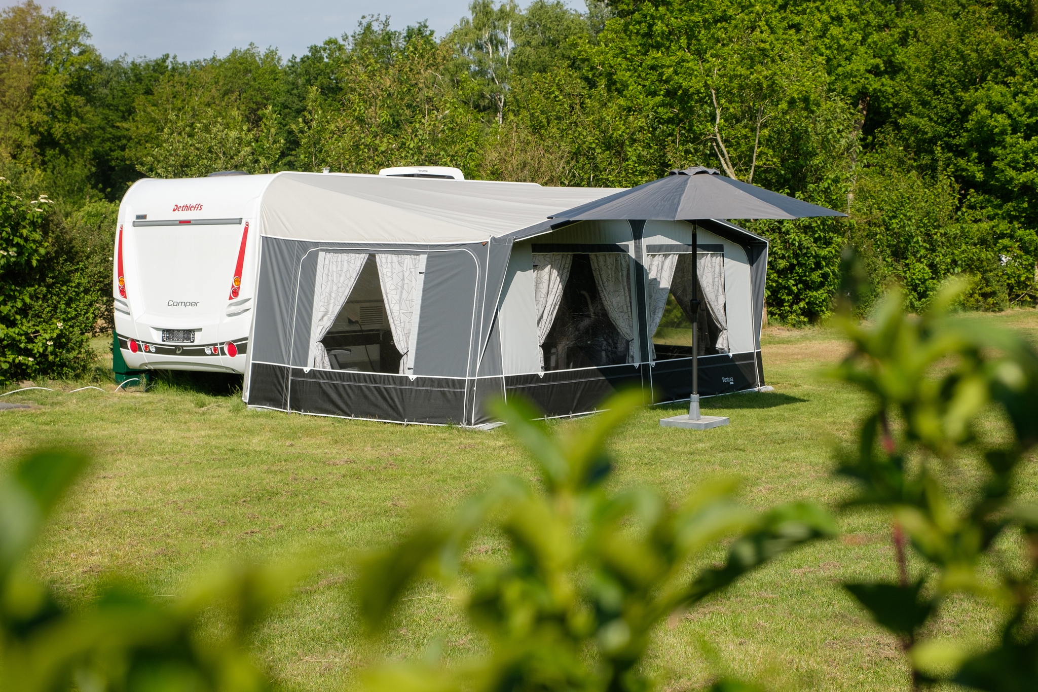 Camping ohne eigenen Wohnwagen? Mieten Sie einen Reisewohnwagen und genießen Sie den ganzen Komfort!