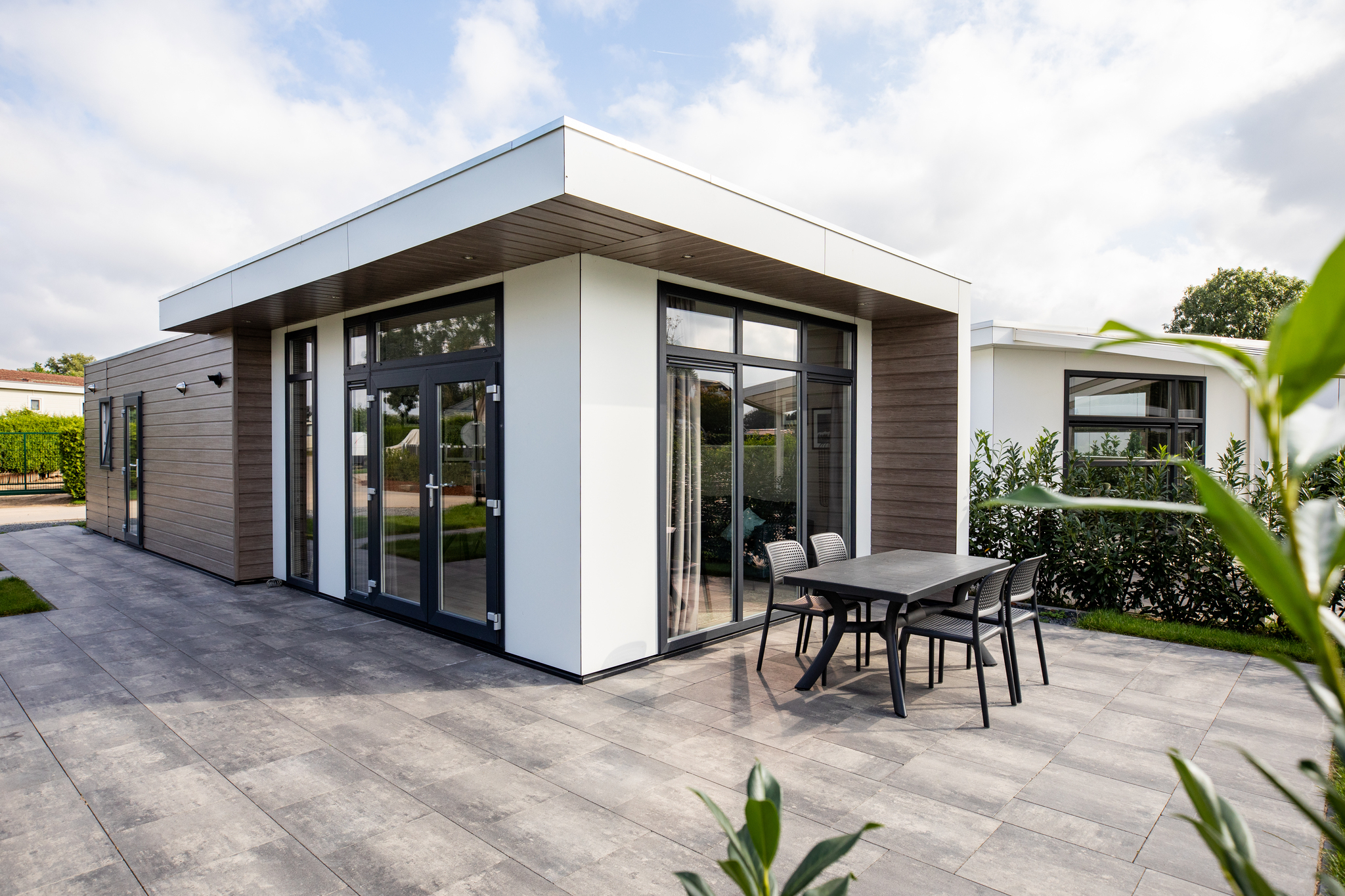 Modernes Ferienhaus mit Blick auf einen ruhigen Teich