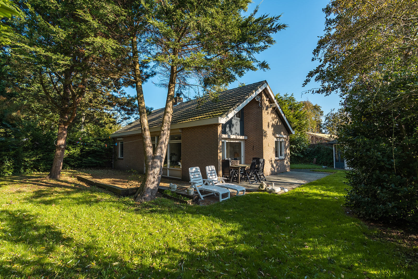 Prinsenhof 4 ist ein schönes Ferienhaus in einem ruhigen Teil des Prinsenhof Parks, umgeben von Bäumen und Wäldern. Es bietet allen Komfort für einen sorglosen Urlaub, einschließlich einer gemüt..
