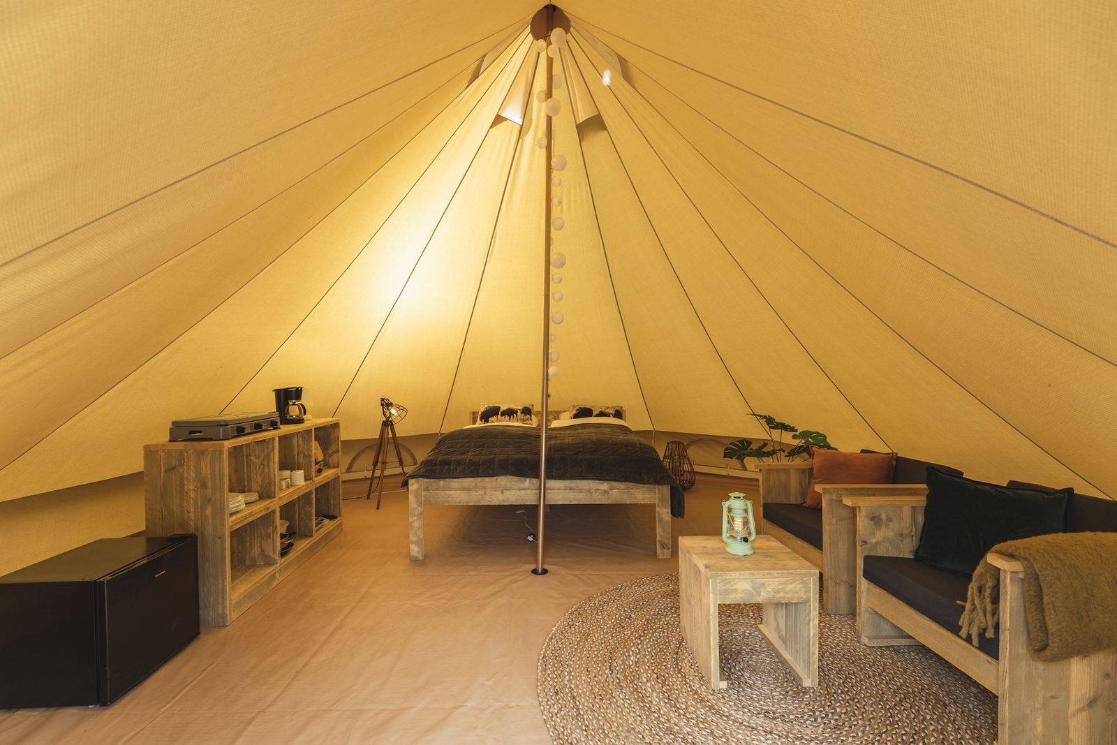 Happy in the meadow tent with private sanitary facilities | 2-4 persons