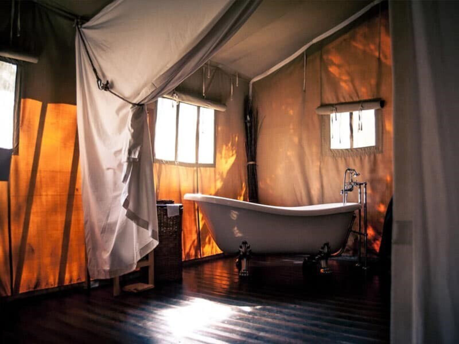 Safari tent with bathtub for 6 persons
