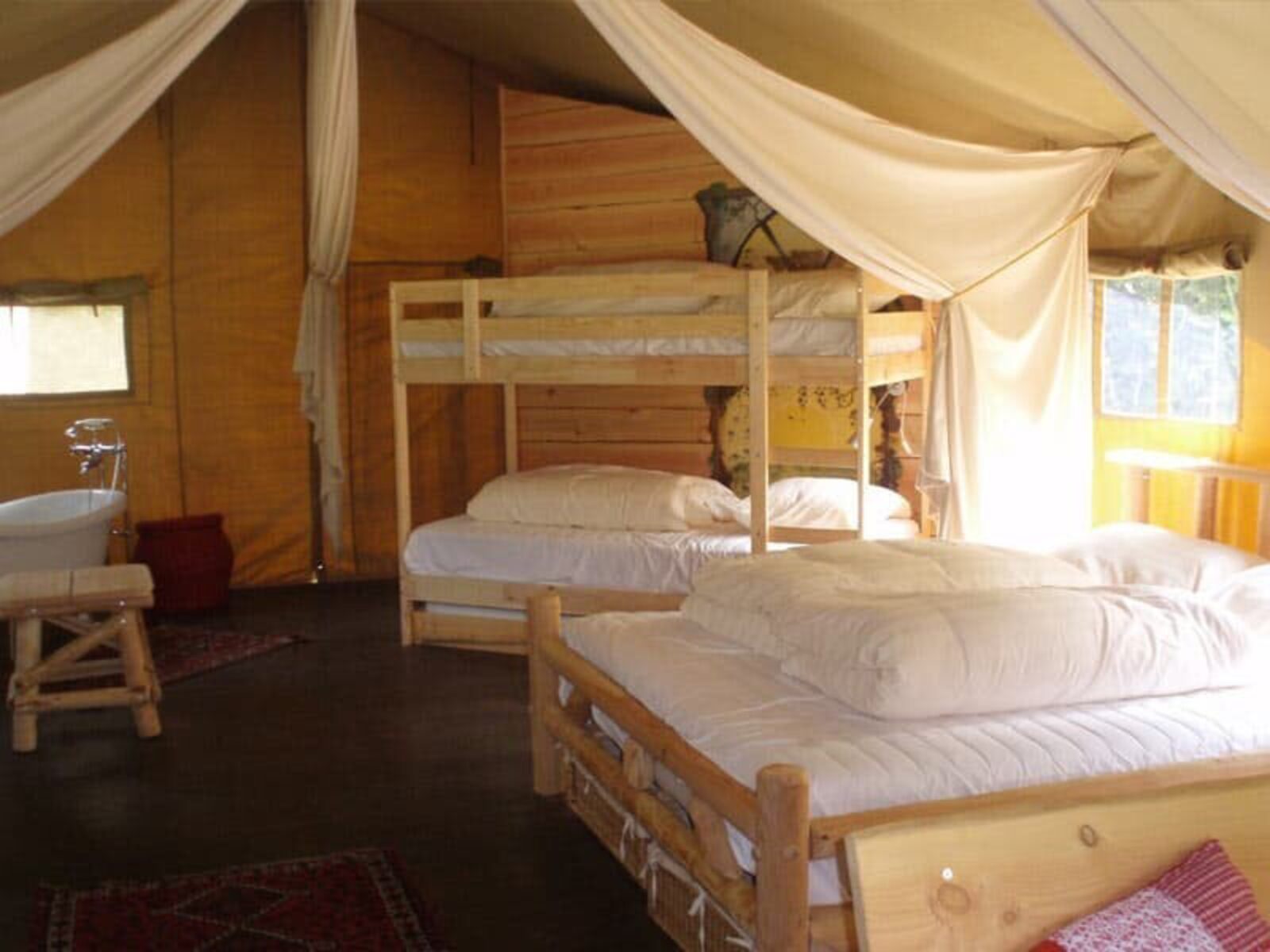 Safari tent with bathtub for 6 persons