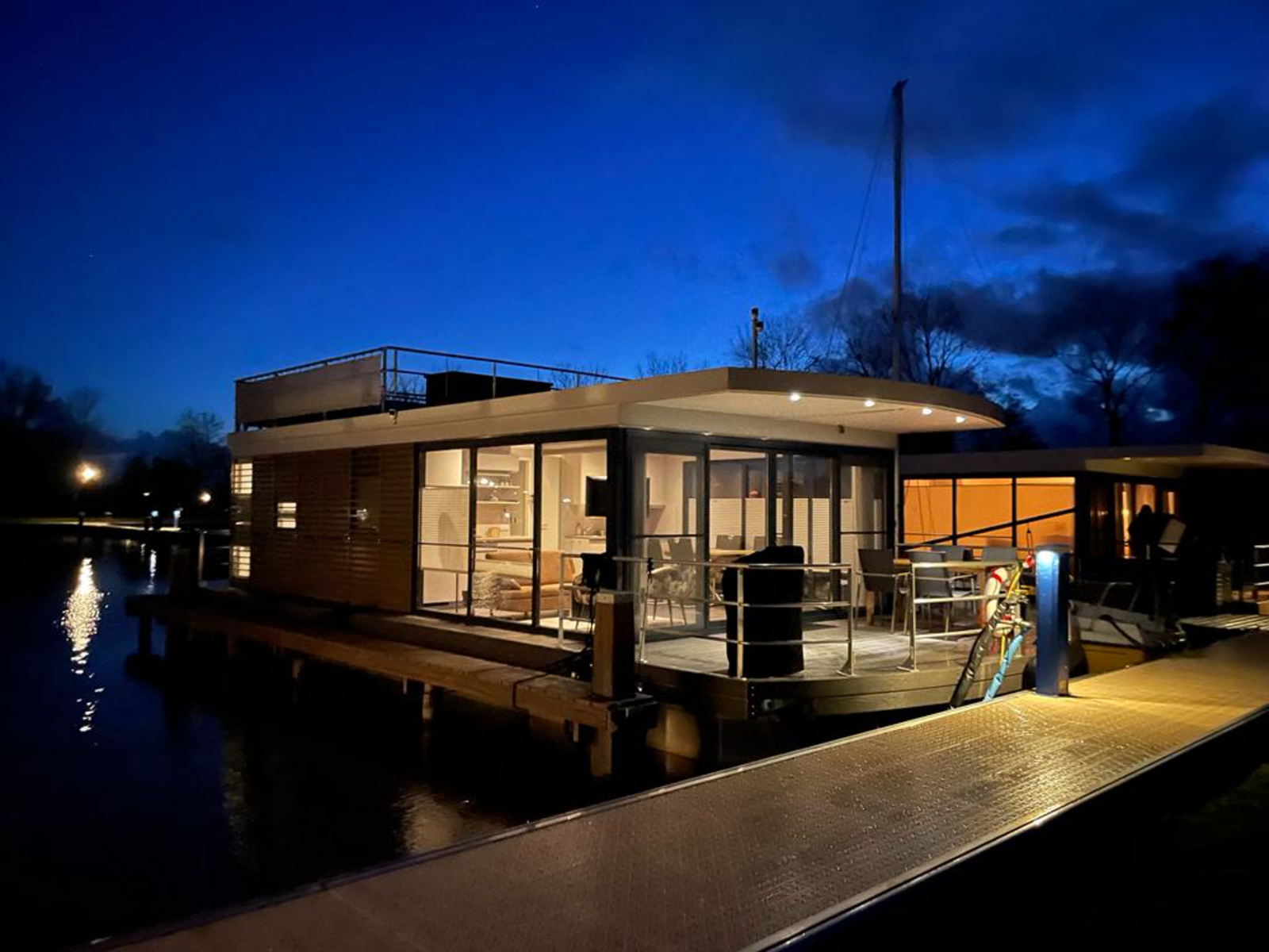 Houseboat mit Dachterrasse und eigenem Bootssteg - Paviljoenwei 4 | Offingawier 