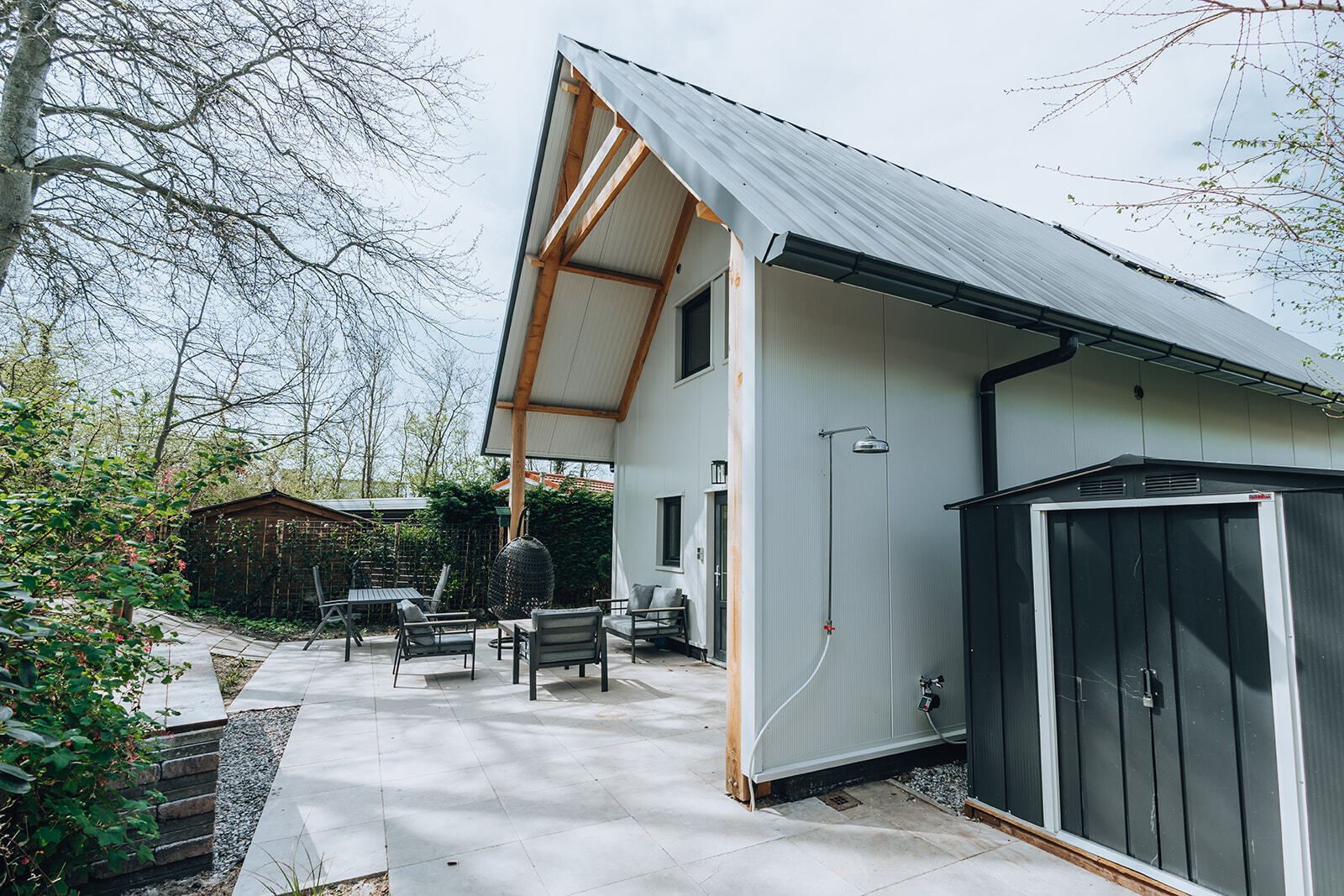 Grosses, mit viel Anmut ausgestattetes Ferienhaus im hinteren Teil dieses grünen Familien Parks