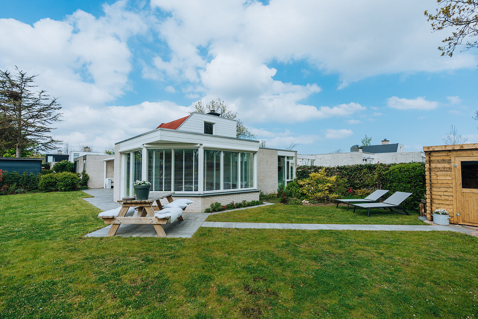 Deze sfeervolle vakantiewoning biedt comfort en gezelligheid. Gelegen vlakbij de duinen en het strand, is het de ideale plek voor een ontspannen of actieve vakantie aan de Noordzeekust.