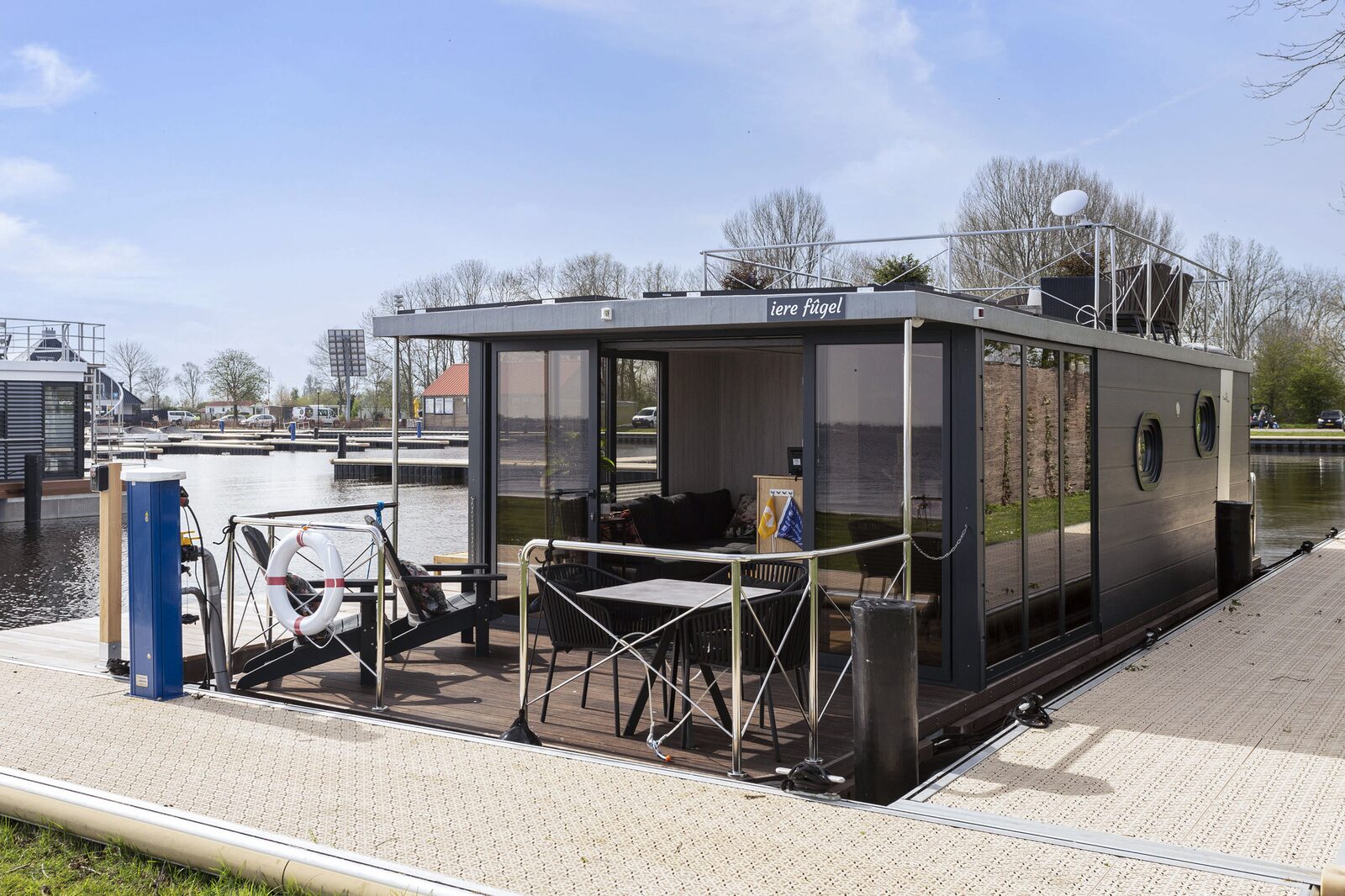 Houseboat 'Iere Fügel' met tuin en 2 SUP's - Paviljoenwei 4 | Offingawier