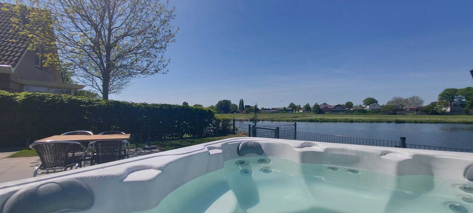 Restyled 6 pers met Jacuzzi