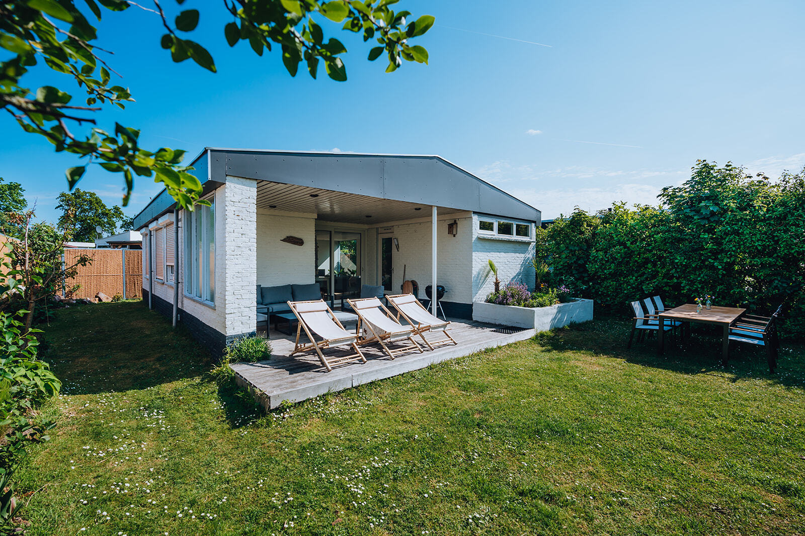 Dieses charmant eingerichtete Ferienhaus liegt in der Nähe von Meer und Dünen. Ideal für einen Aufenthalt mit Hund.