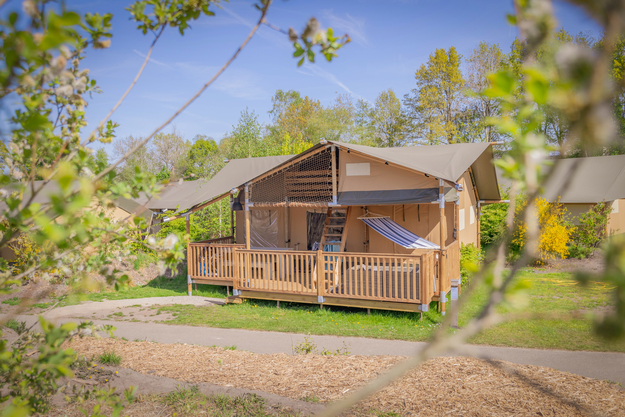 Ervaar luxe glamping in de Rangerlodge, een ruime accommodatie voor 6 personen met moderne faciliteiten en een prachtige ligging in de natuur.
