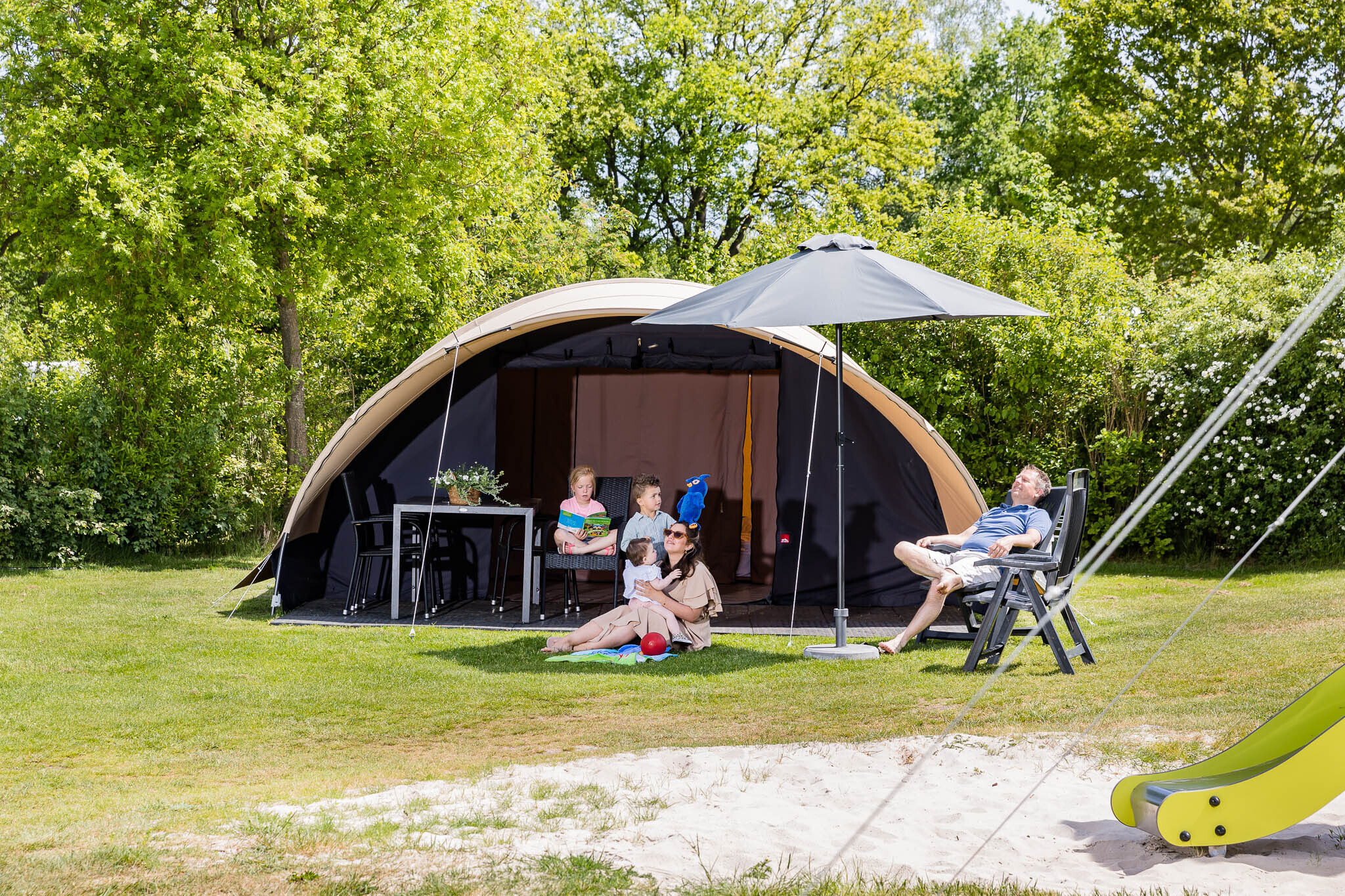 Campen ohne Sorgen und mieten Sie ein möbliertes Zelt für 5 Personen!🌞