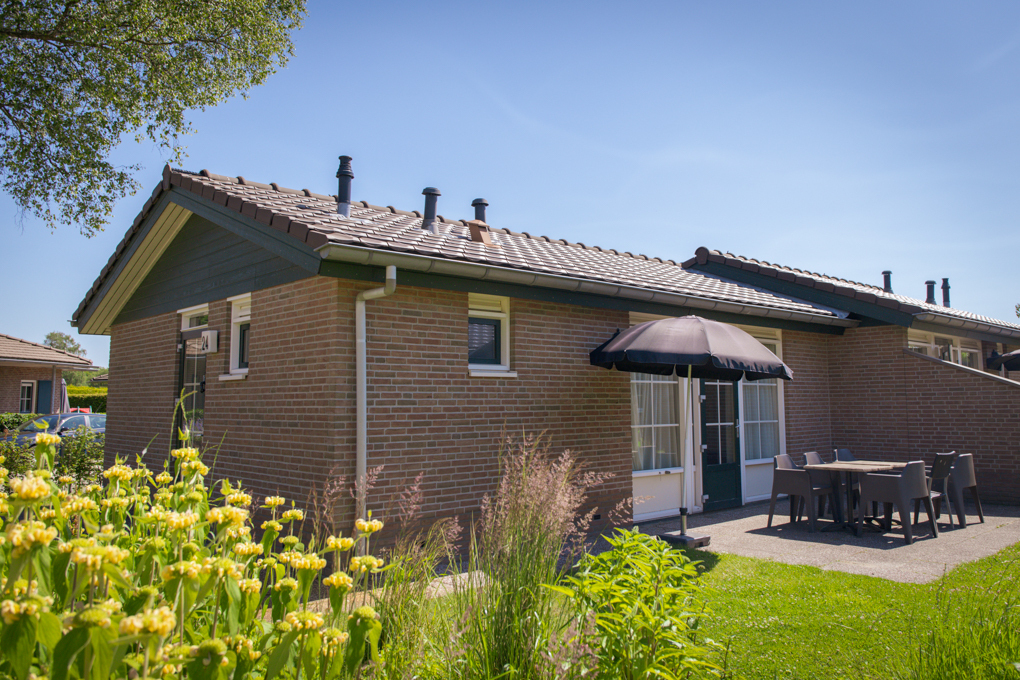Geniet van een gezellige gezinsbungalow voor 6 personen in een autovrij gedeelte van Recreatiepark De Boshoek, met een ruime tuin, moderne keuken en comfortabele slaapkamers.