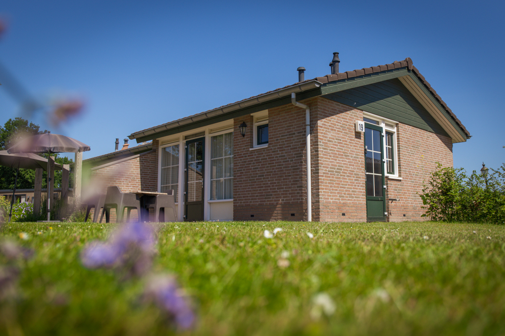 Gezellige 4-persoons bungalow op de Veluwe met zonnige tuin & autovrij pad. Perfect voor een familievakantie of weekendje weg.