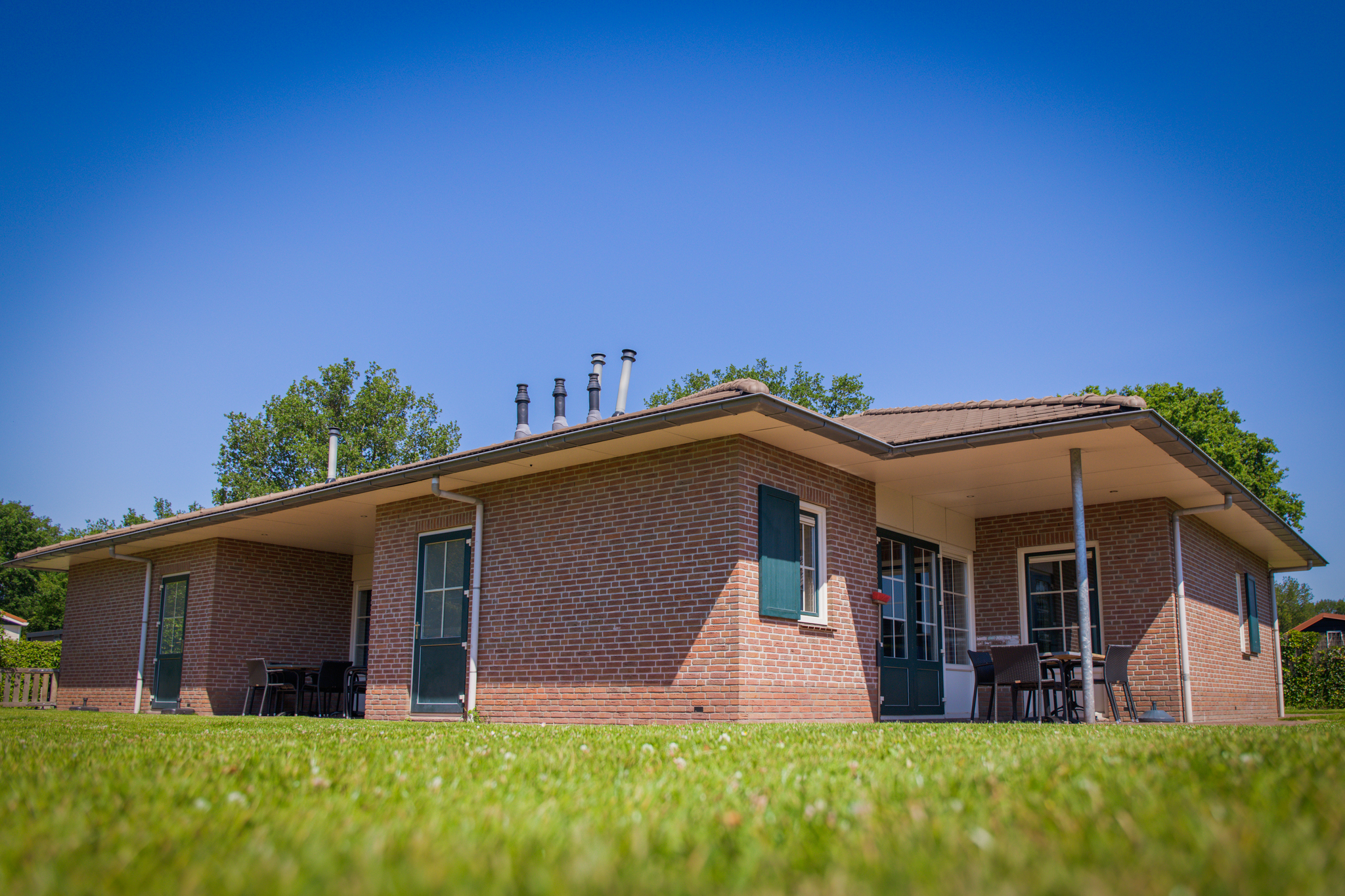 Geniet van een vakantie in een ruime bungalow op de Veluwe voor 8 personen, met volledig uitgeruste keuken, luxe badkamer, en een fijne buitenruimte.