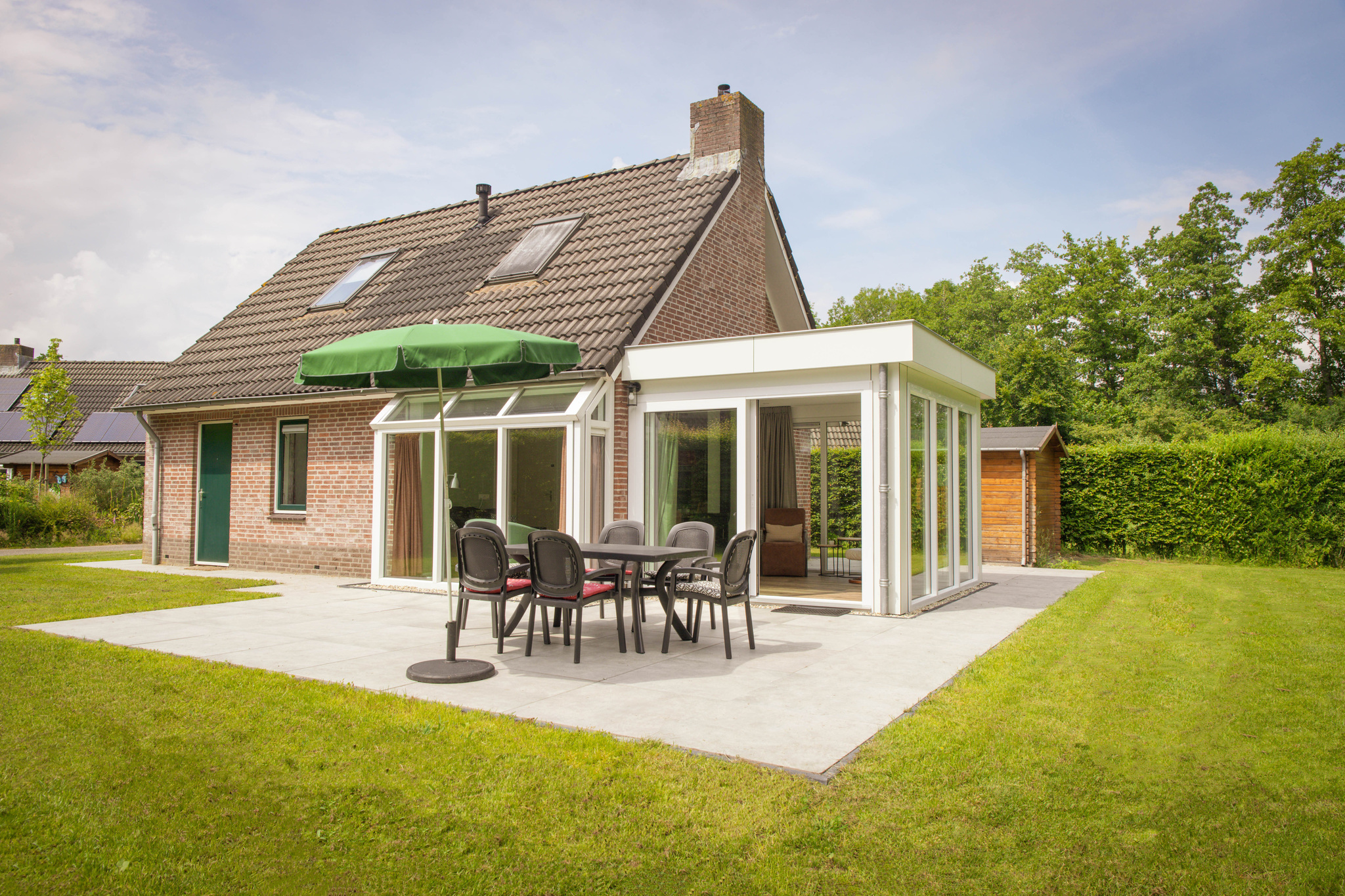 Genieße deinen Aufenthalt im Bungalow Schipbeek XL für 6 Personen auf dem Vakantiepark de Sallandshoeve – viel Platz, Komfort und Privatsphäre in der Natur.