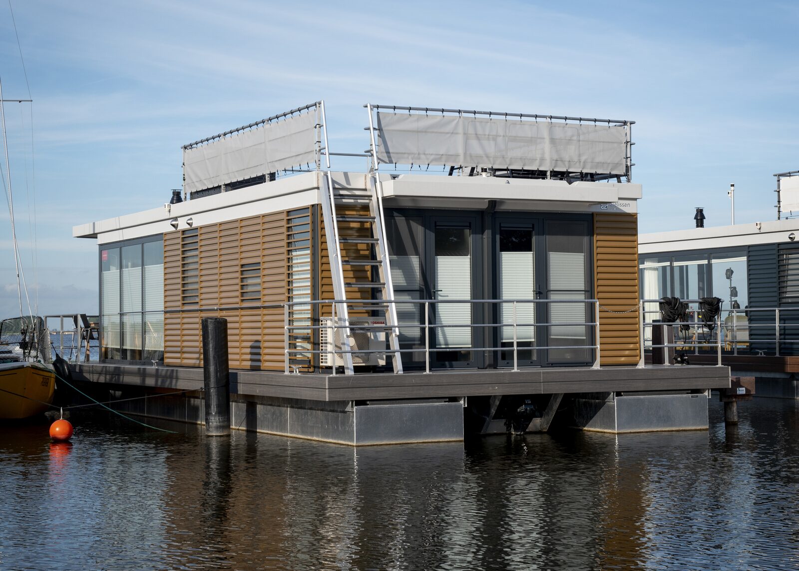 Houseboat 'Elysium' met eigen aanlegsteiger - Paviljoenwei 4 | Sneek (Offingawier)