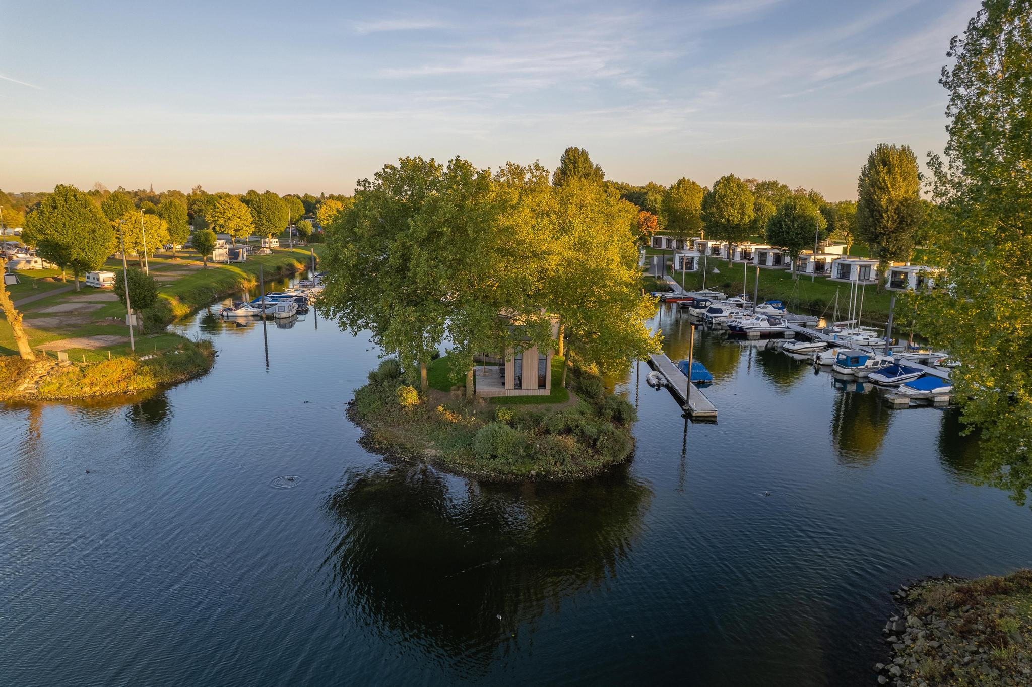 Tiny River House afbeelding