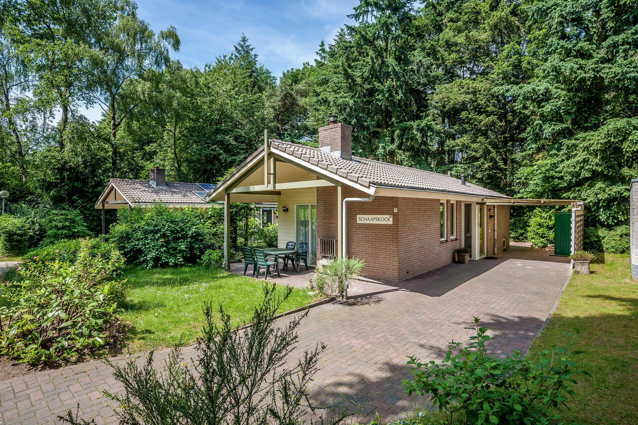 Gemütlicher Bungalow (80 m²) für 6 Personen (8 Personen auf Anfrage) mit Geschirrspüler.  Dieser freistehende Bungalow mit Außenkamin und überdachter Terrasse befindet sich im Wald und bietet ei..