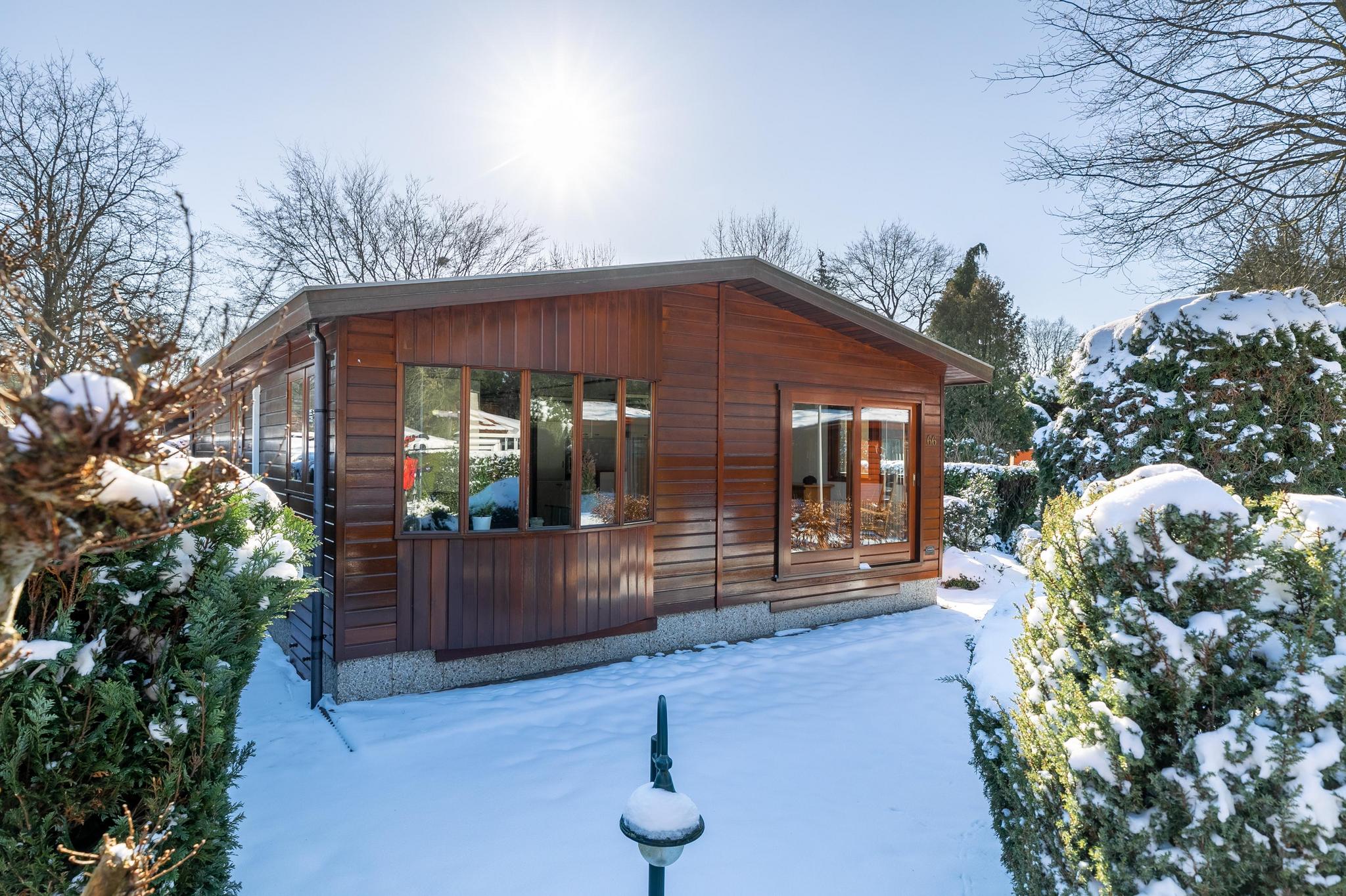 Ontdek de prachtige Veluwe Lodges: een oase van ruimte en comfort om volledig tot rust te komen. Geniet van de gezellige woonkamer met een comfortabele zit- en eethoek en goed uitgeruste open keuken. ..