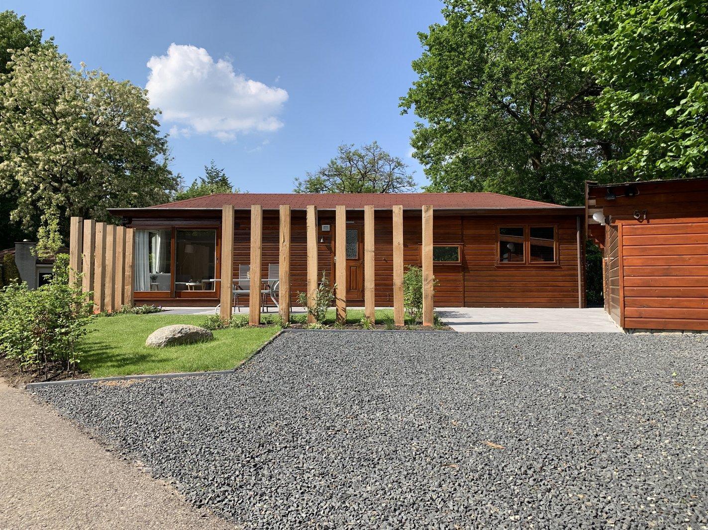 Gezellig Tiny Lodge (48 m²) voor 2-3 personen met tuin en terras. Ontspannen in de woonkamer met een film, spelletjes of een goed boek op de bank. Perfect voor een knusse vakantie!