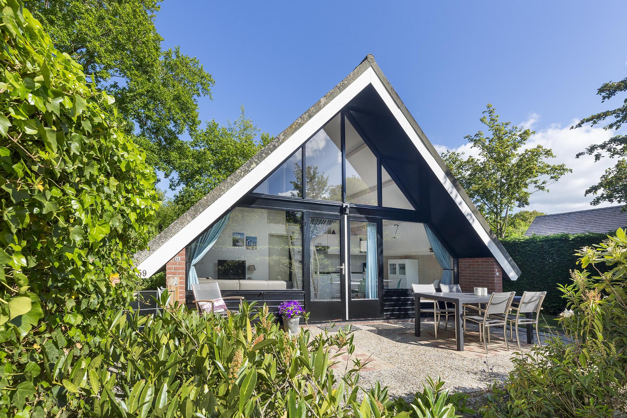 Ein komfortabel eingerichtetes Ferienhaus am Meer mit einem umzäunten Garten, der sicher für Kinder und Haustiere ist.