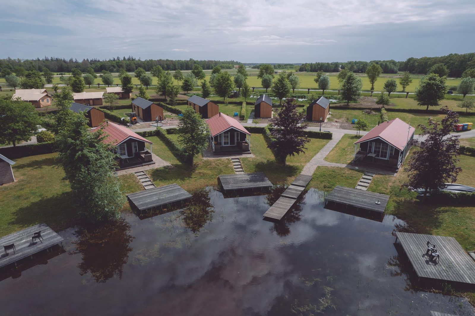 Group accommodation: group lodge + four 4-person lodges (16 people)