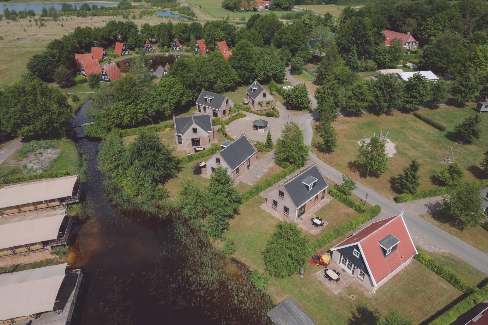 Group accommodation: 'Het Strandhuis' + 4 comfortable houses (24 people)