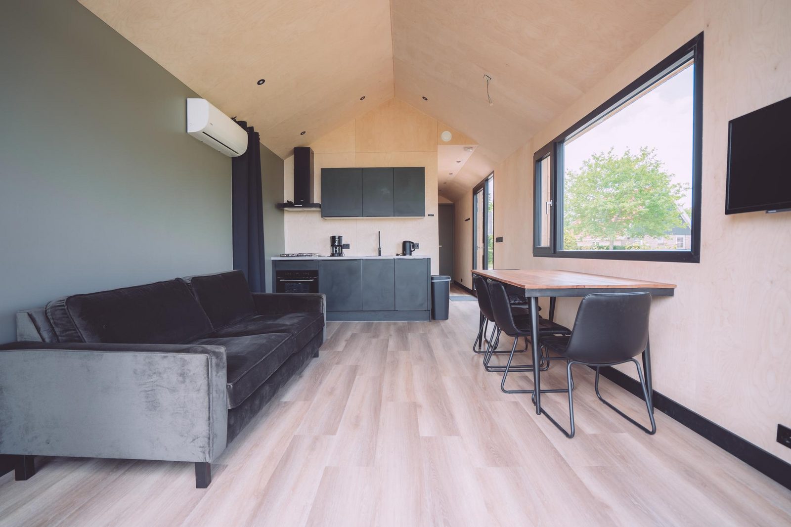 Groupaccommodation 'de Blokhut' + 4 4-personTiny Houses (16 people)