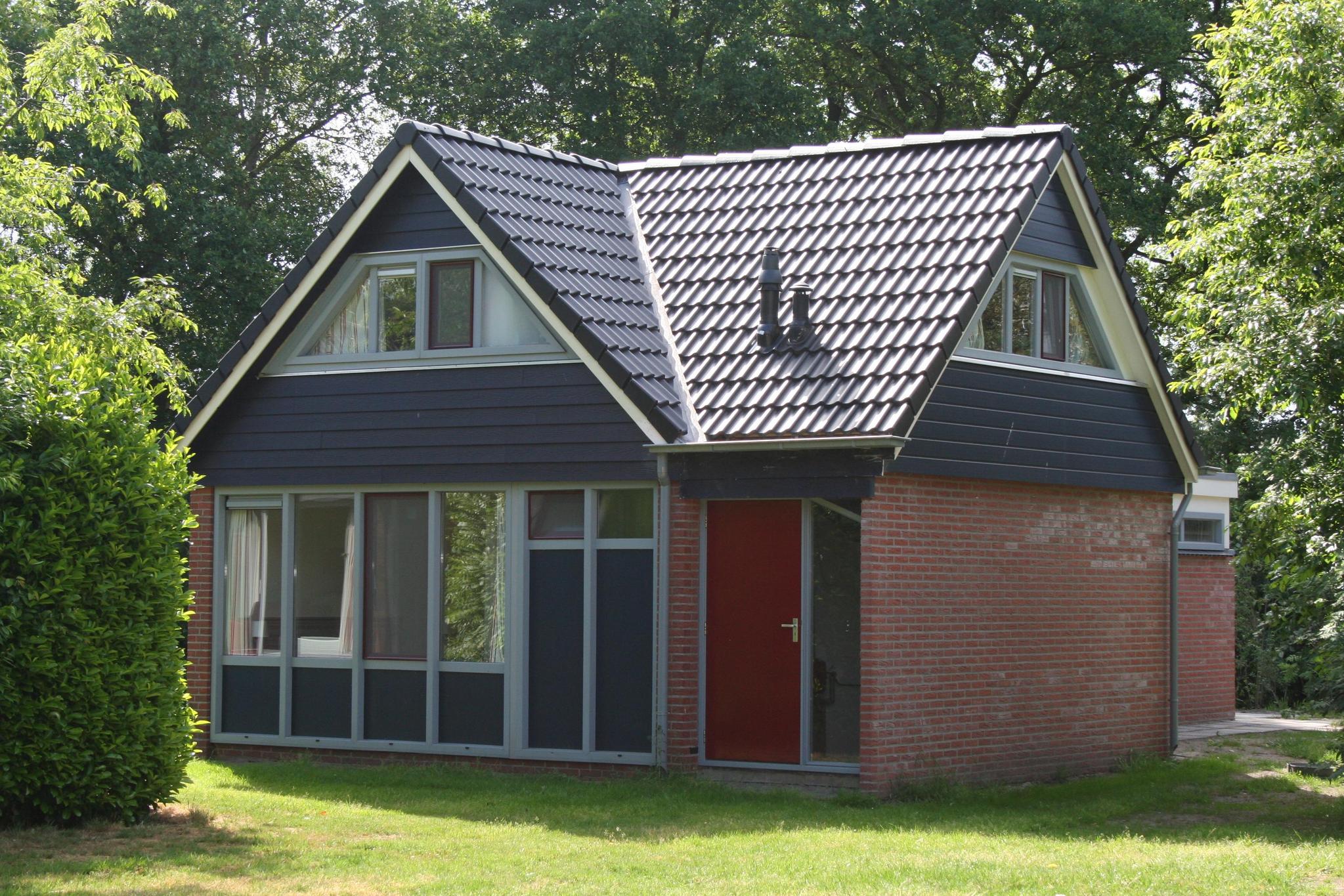 Verbringen Sie Ihren Aufenthalt im geräumigen Bungalow Palthe für 6 Personen im Vakantiepark de Sallandshoeve und genießen Sie Komfort und Privatsphäre in den Wäldern von Overijssel.