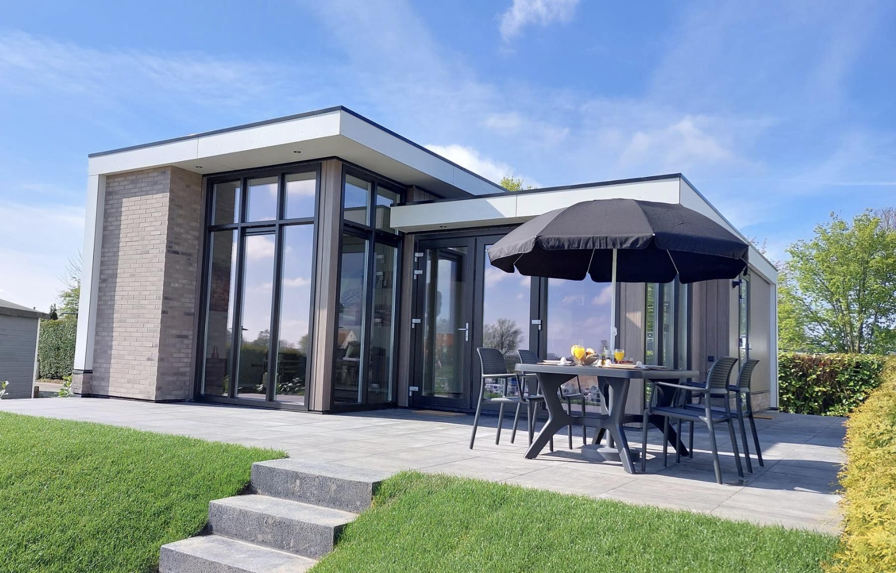 <p>Ervaar ultieme luxe, comfort en ontspanning in de Cube met sauna, een vrijstaande accommodatie die perfect is voor 4 personen. Deze moderne woning biedt alles wat je nodig hebt voor een onvergeteli..