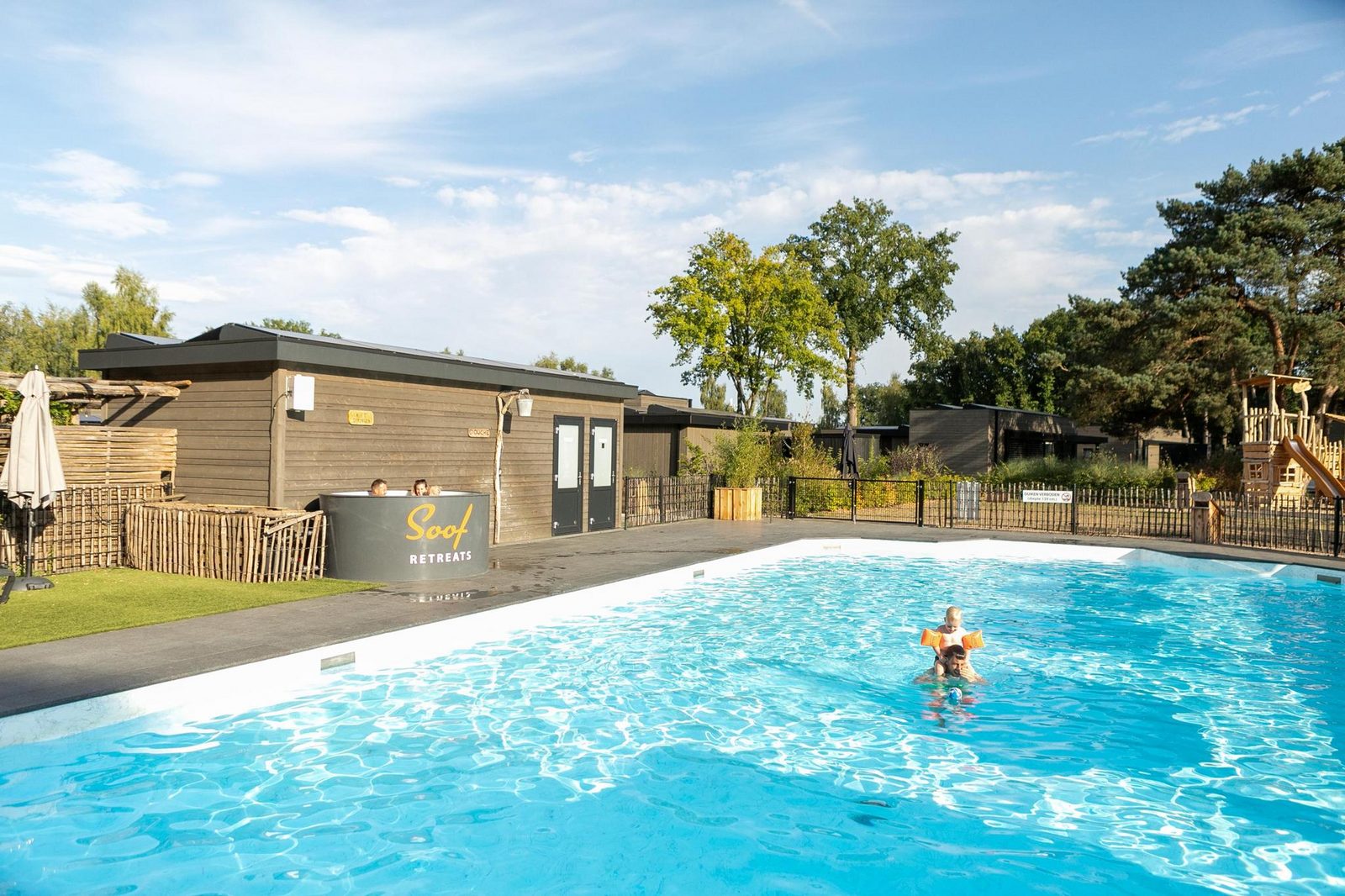 Luxe Lodge met wellness aan het water