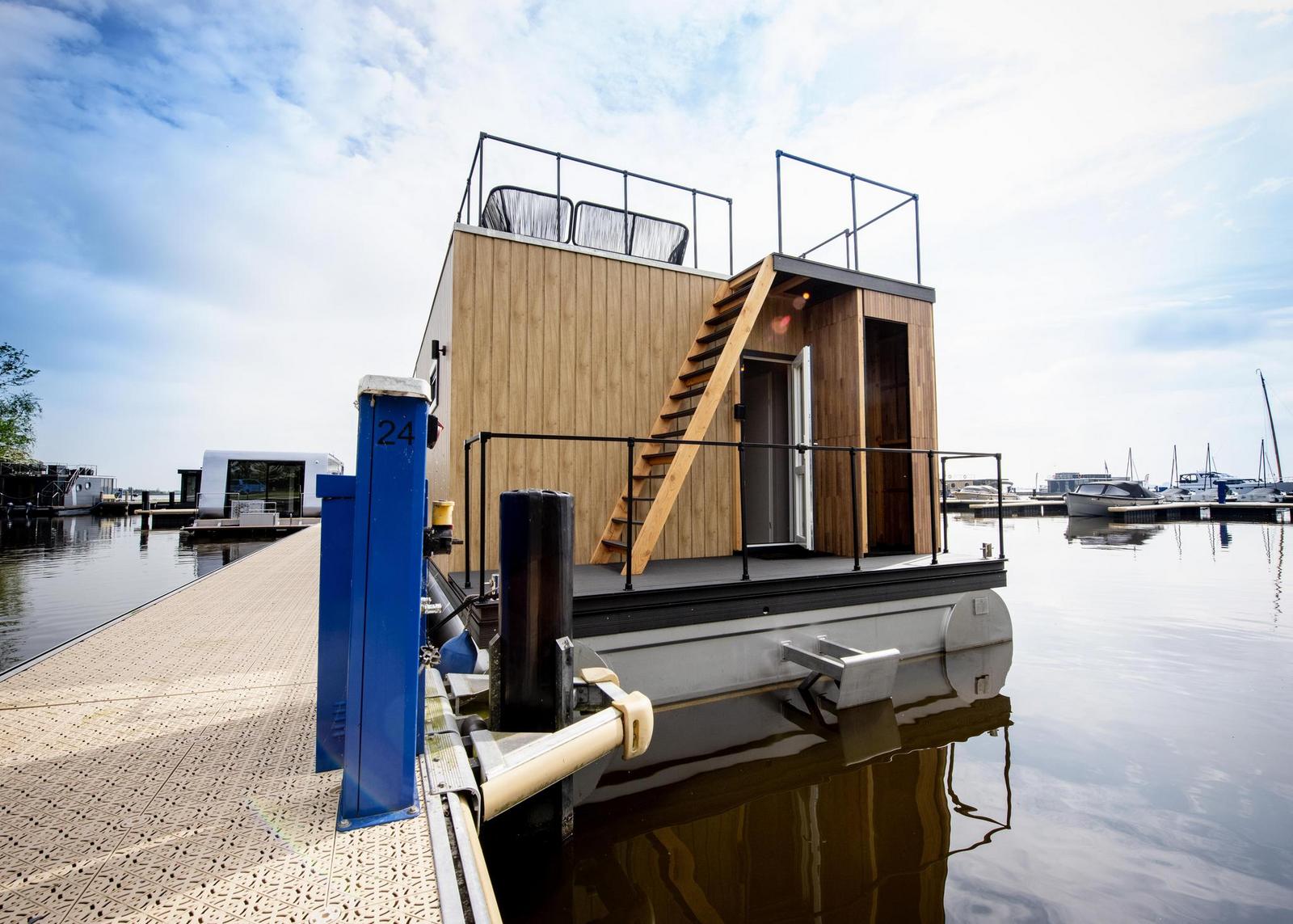 Houseboat 'RiggelBrug Sneekermeer' - Paviljoenwei 4-25 | Sneek (Offingawier)