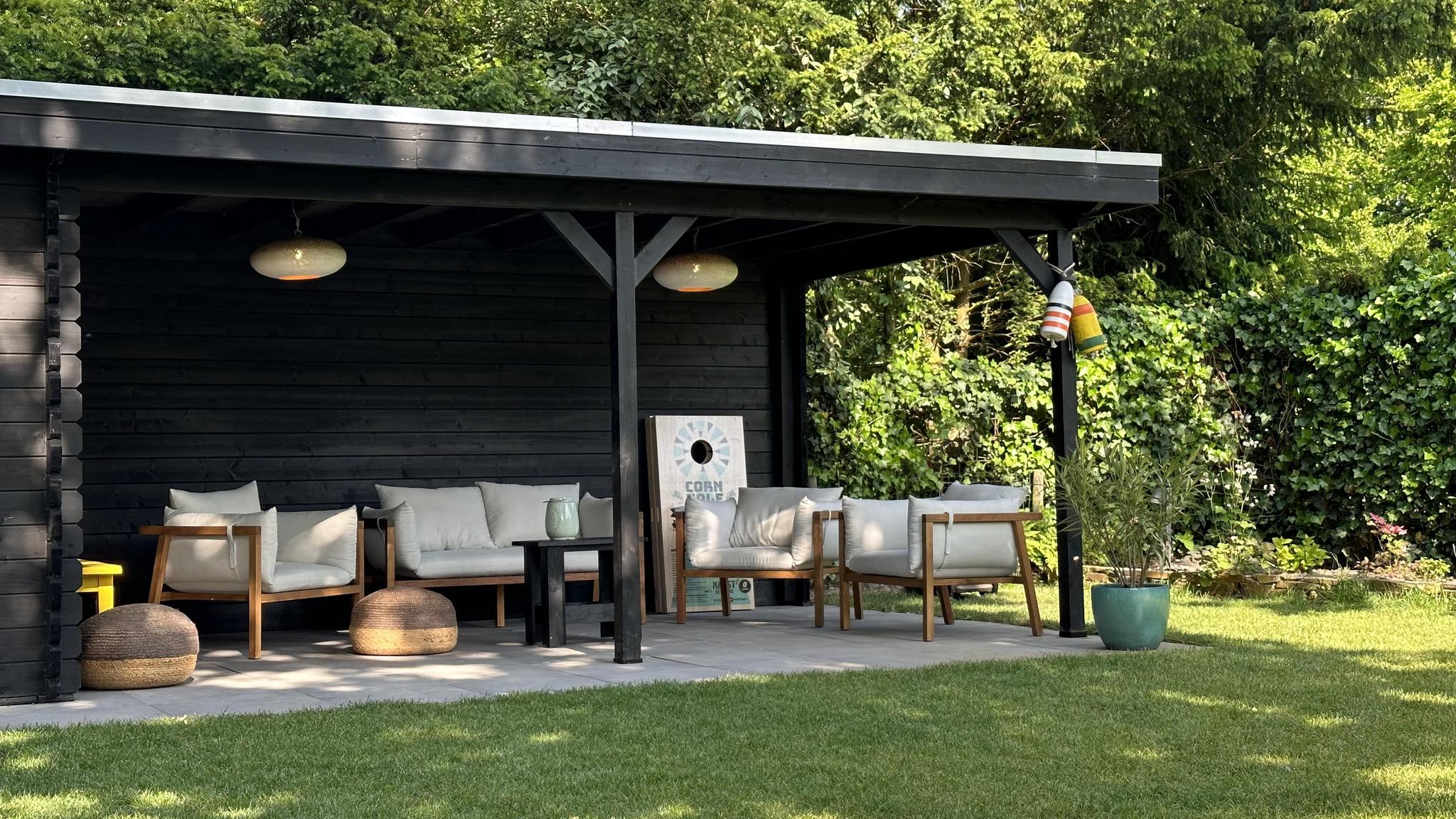 Idyllisch gelegen bungalow in een rustig groen parkje met veel privacy.