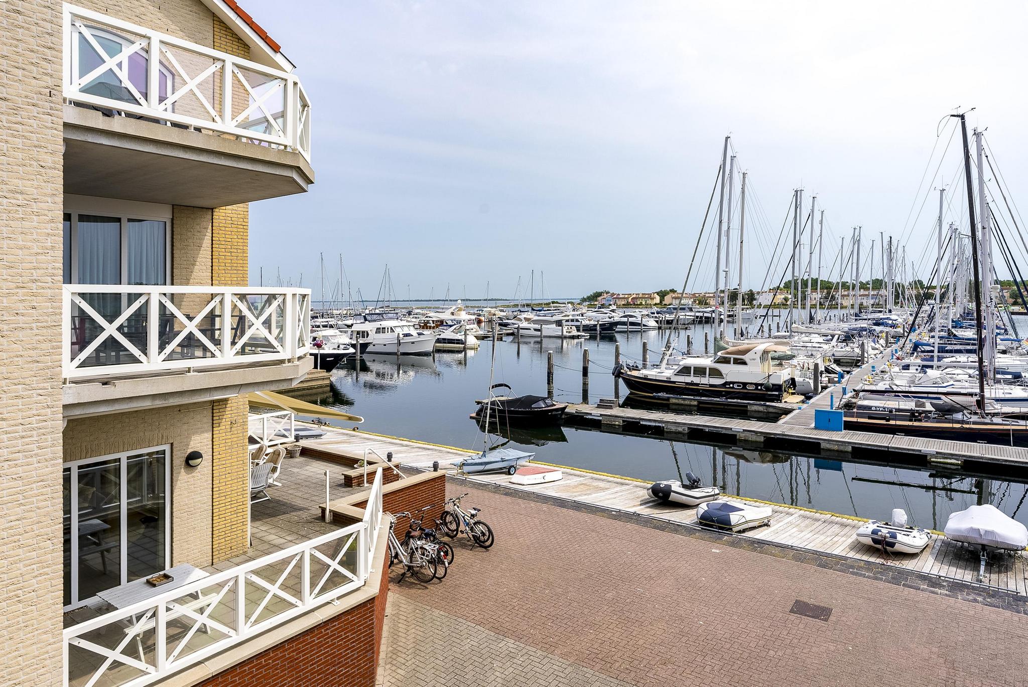 Luxe vakantie appartement voor 4 personen – direct gelegen aan de jachthaven en Grevelingen, vlakbij zwembad Aqua Mundo.