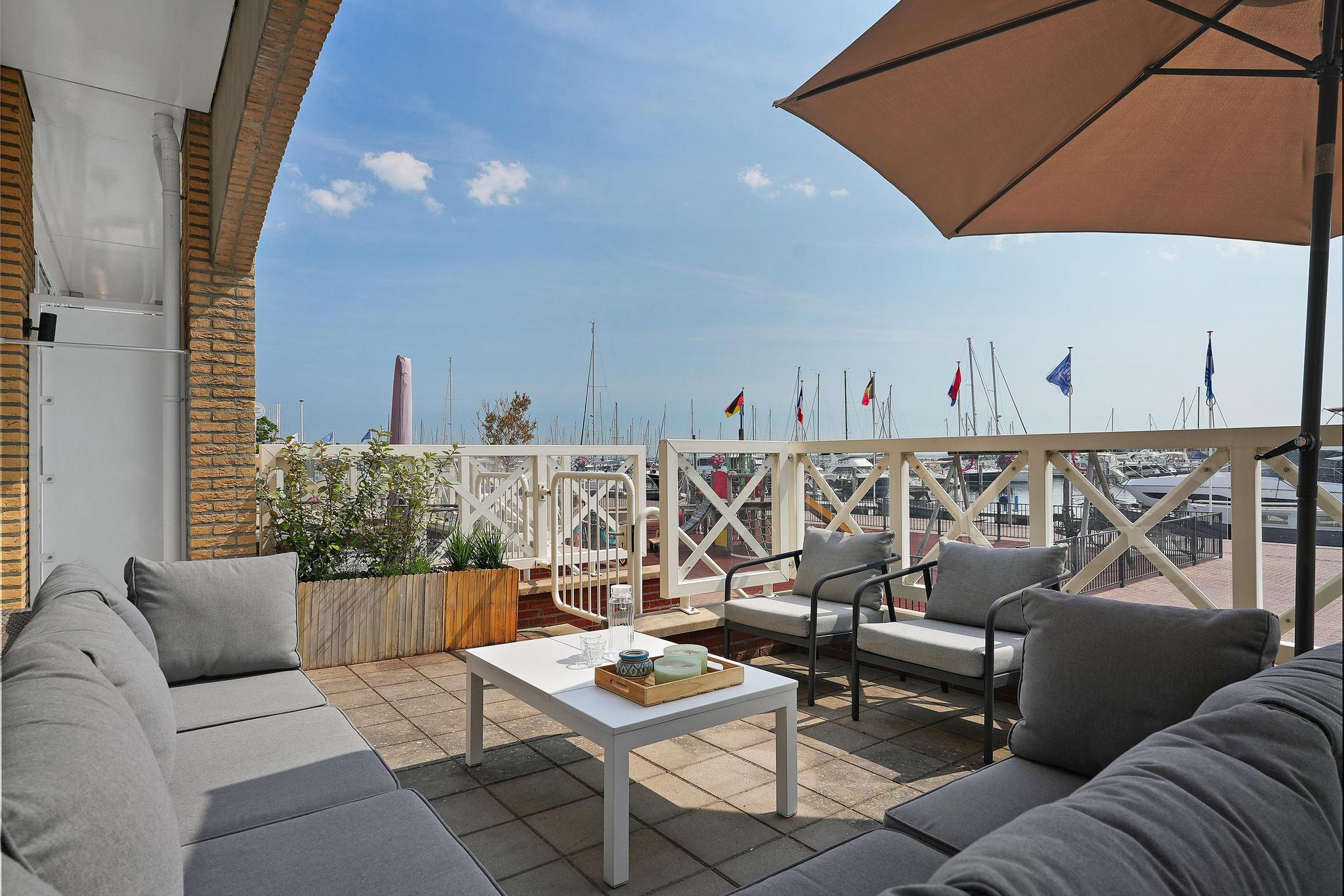 Modern ingericht appartement direct aan de jachthaven en veel (water)sportmogelijkheden in de directe omgeving.