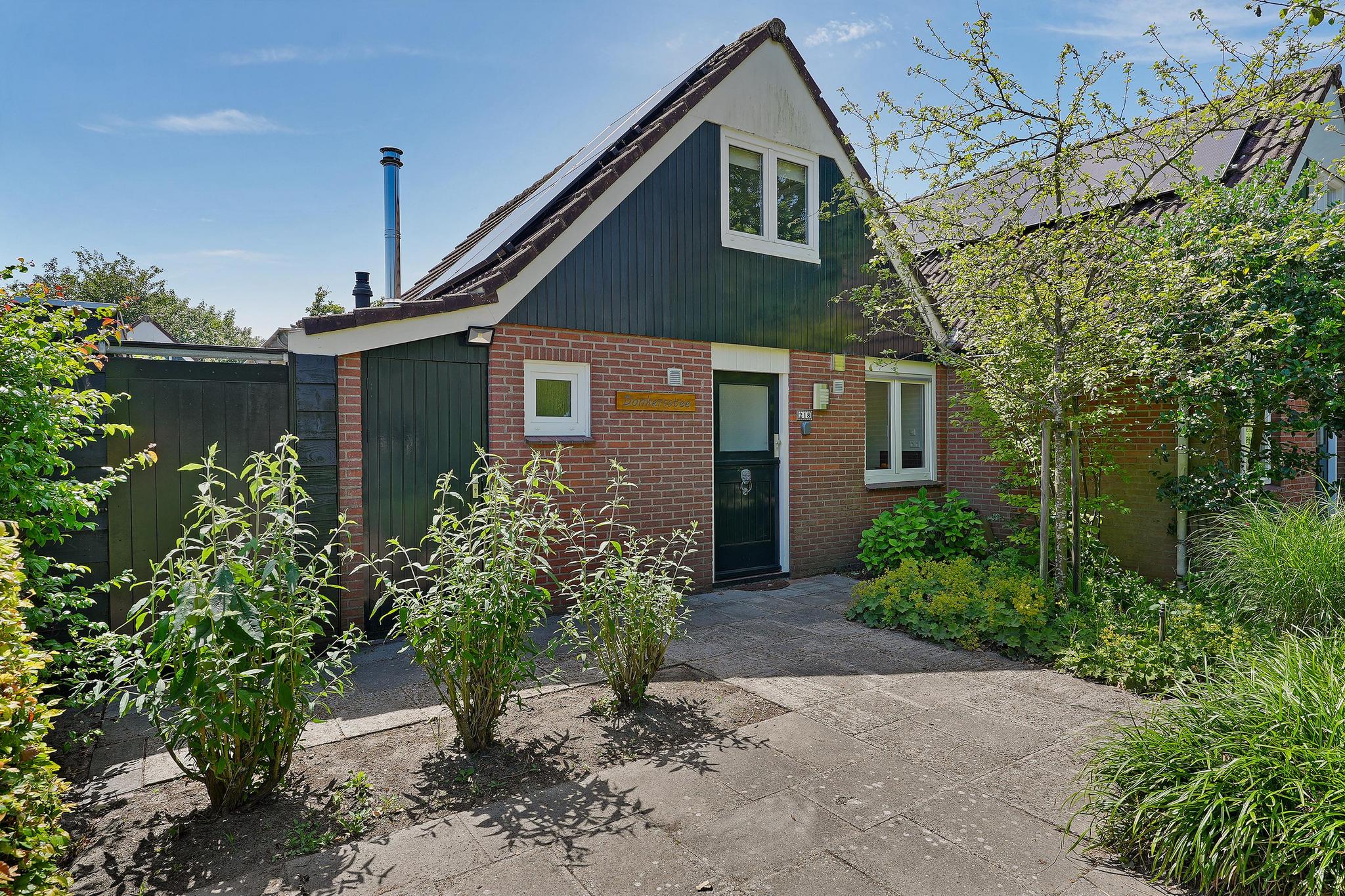 Gezellig vakantiehuis met groen omheinde tuin dichtbij zee.