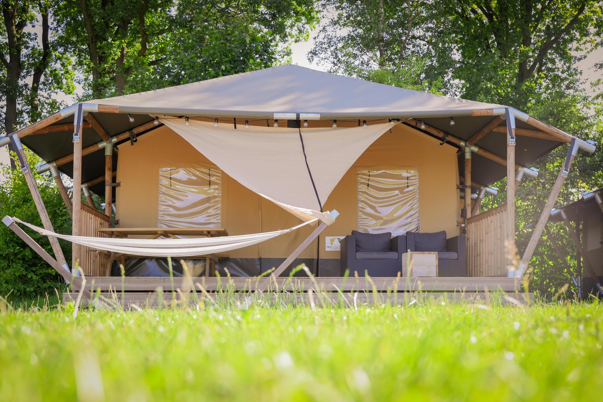 Geniet van luxe glamping in de Safaritcottage op Vakantiepark de Sallandshoeve: perfect voor een comfortabele vakantie in de natuur van de Veluwe.
