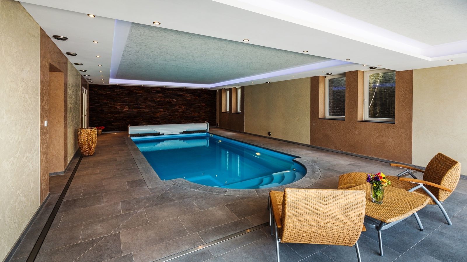 witte-villa-luxe-vakantiewoning-zuid-limburg-met-zwembad-en-sauna