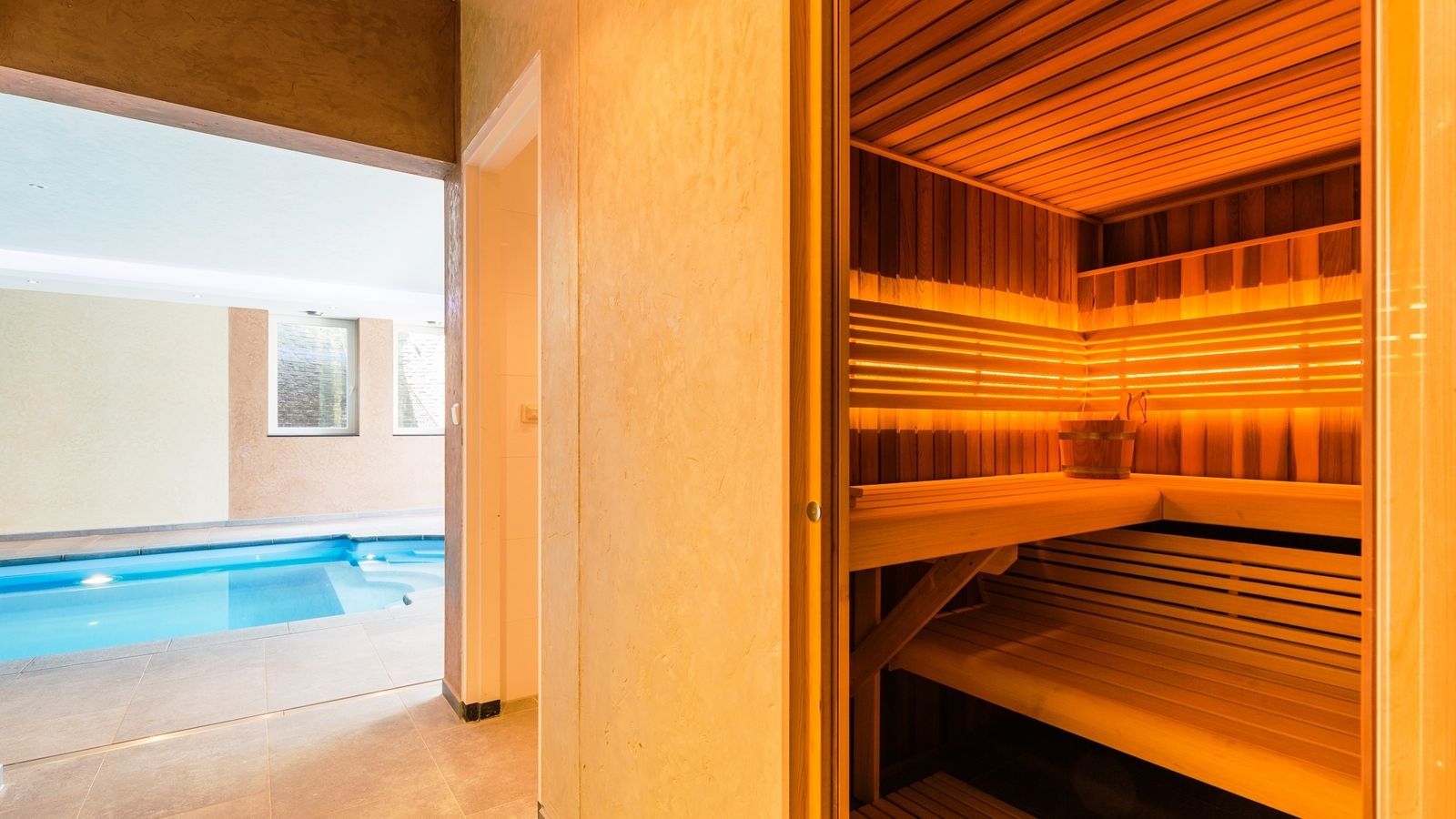 Witte Villa - luxe vakantiewoning Zuid-Limburg met zwembad en sauna