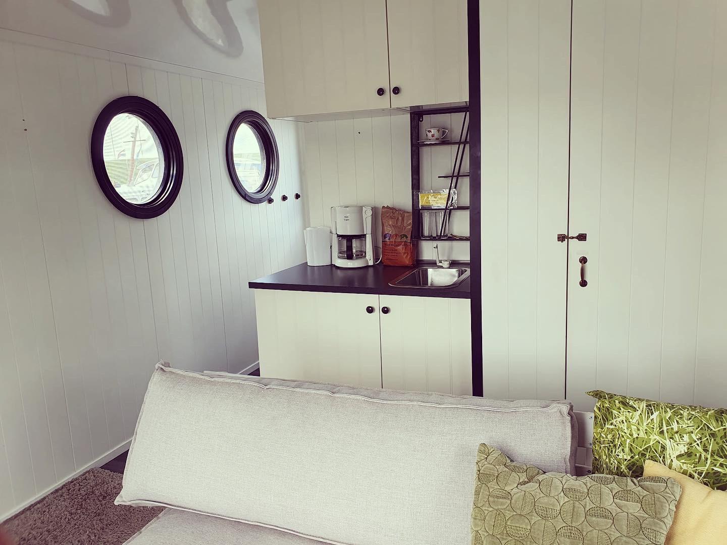 the-white-houseboat-2-persons