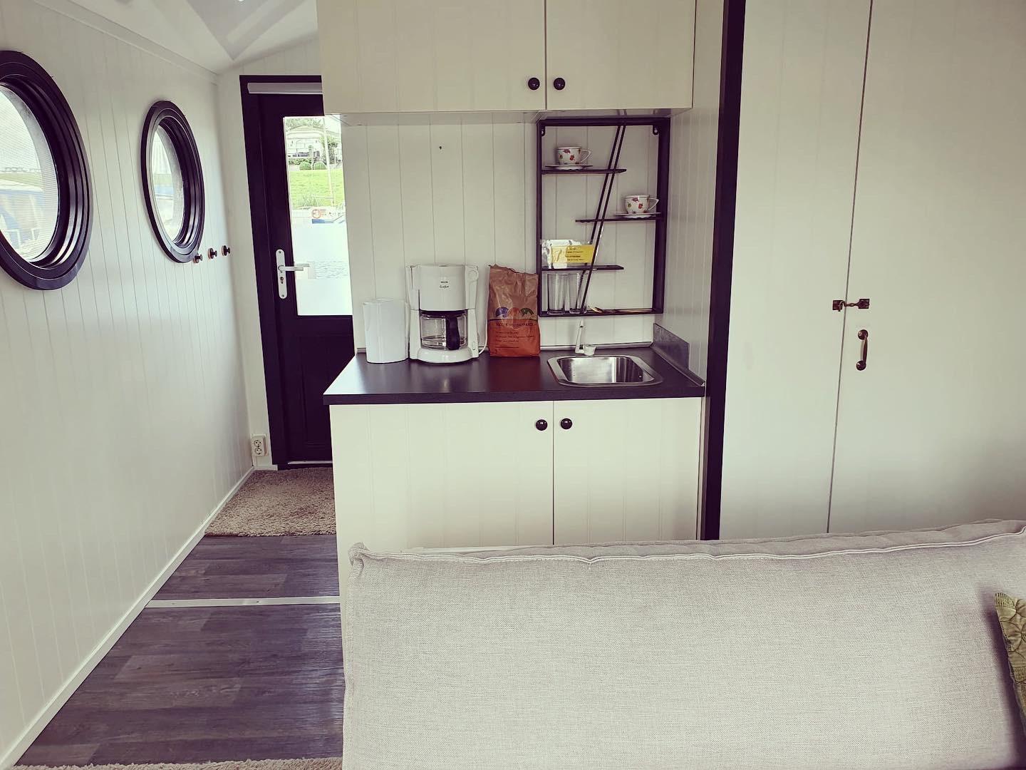 the-white-houseboat-2-persons