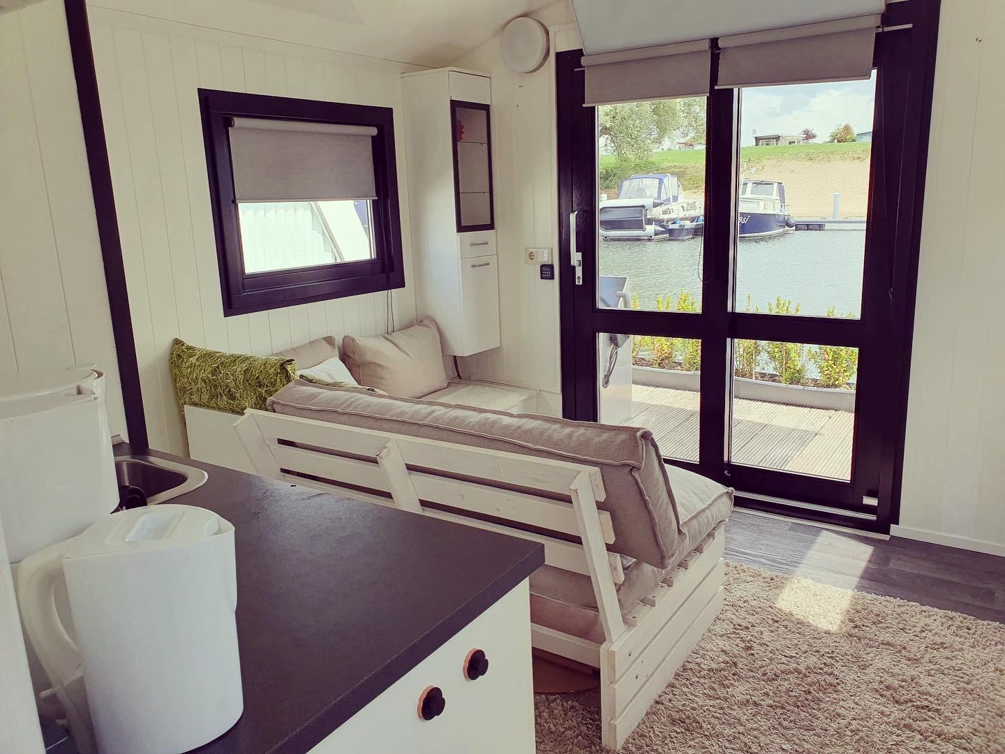 the-white-houseboat-2-persons