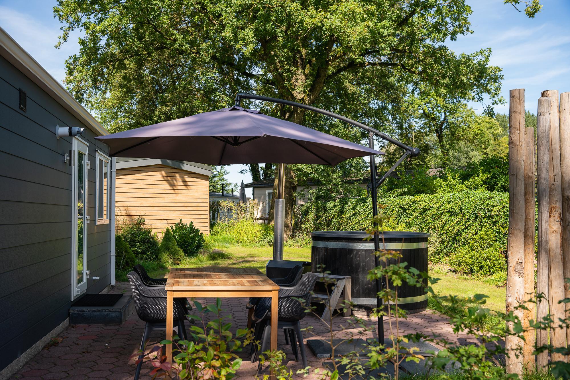 bungalette-4-persons-basic-with-hottub