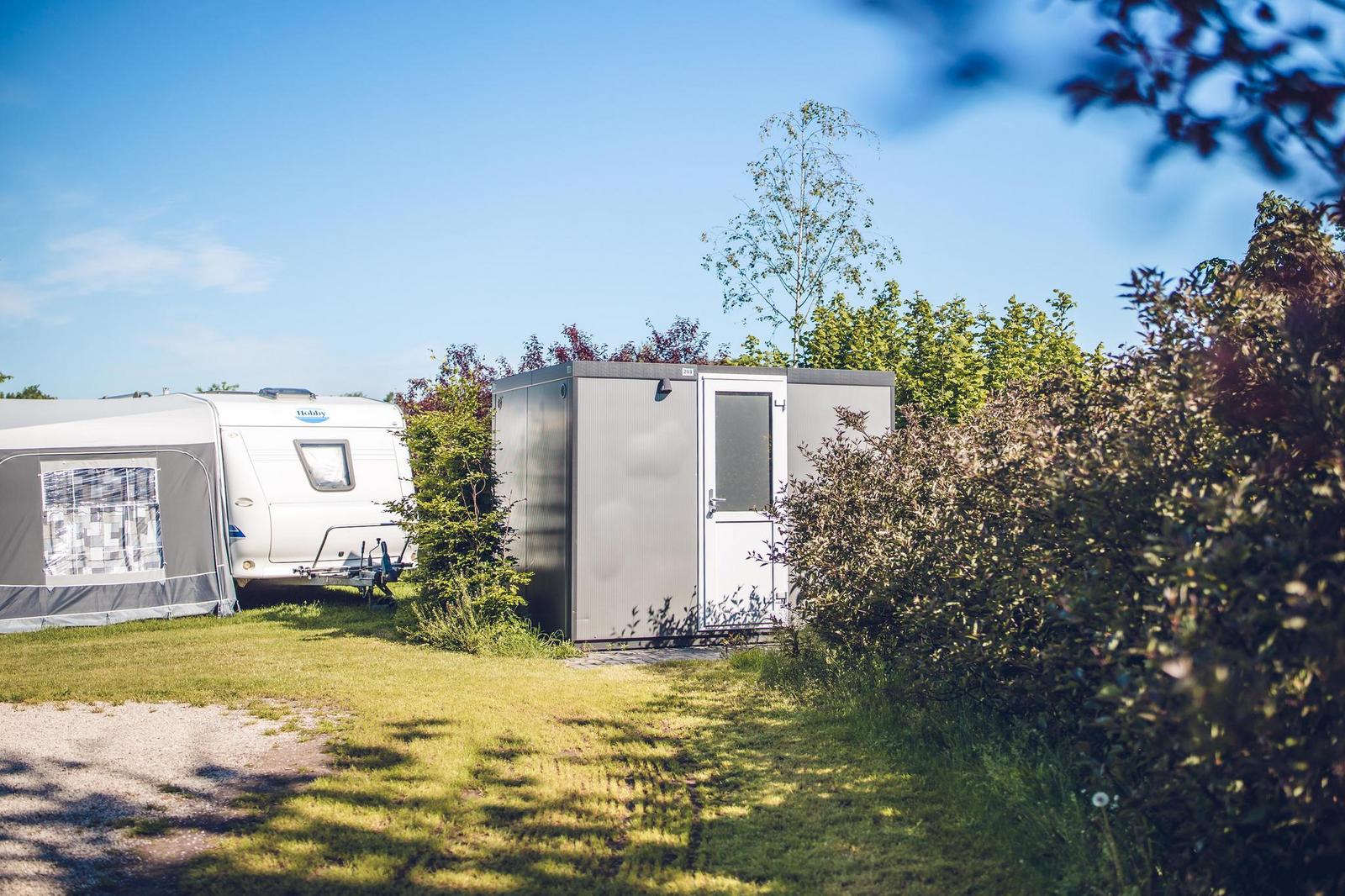 Camping Vakantiepark Ackersate - Kampeerplaats privé sanitair luxe