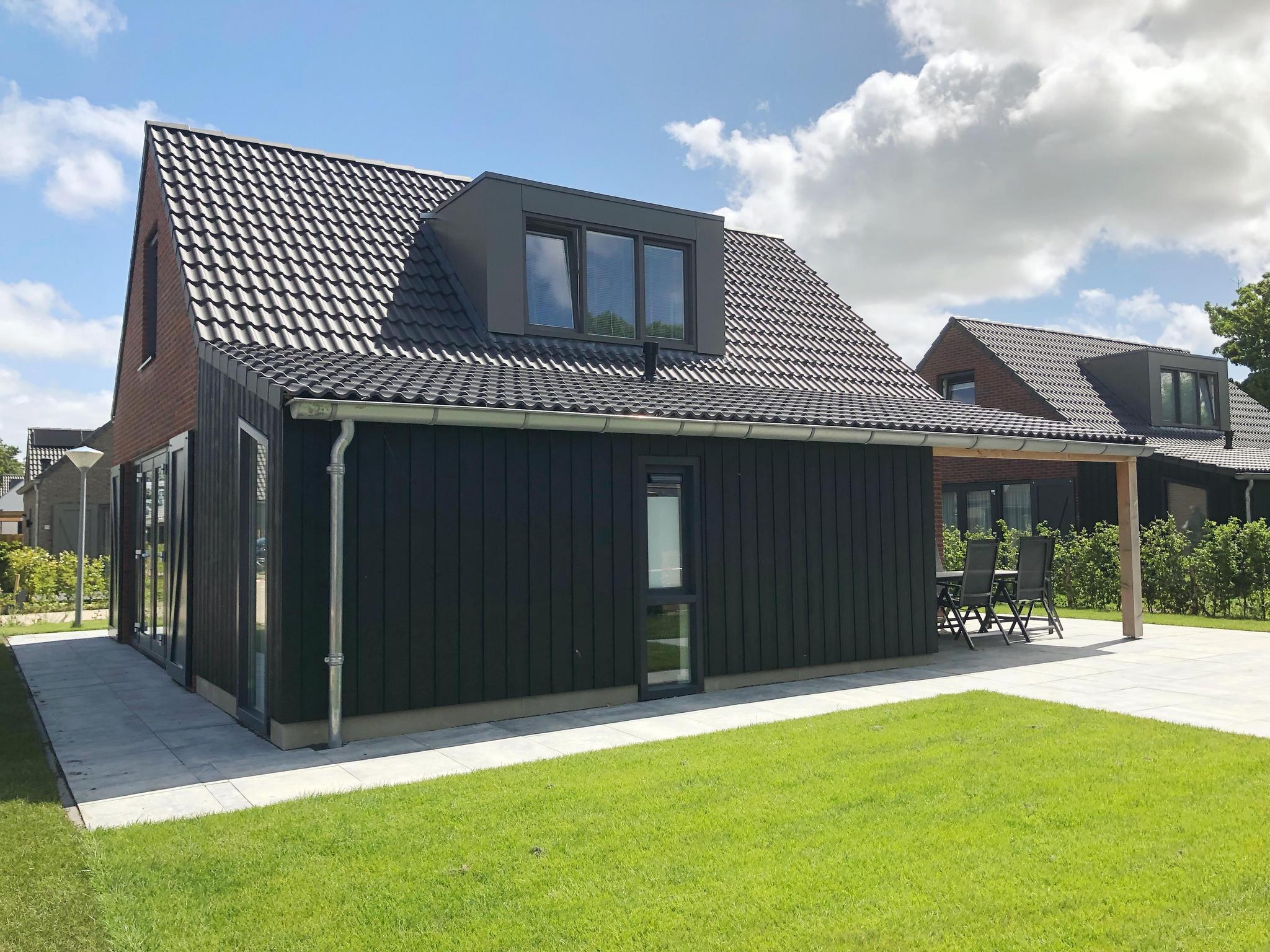 De nieuwe en luxe zes persoons bungalow straalt een heerlijke relaxt vakantiegevoel uit.  Geniet van de ruimte in deze vakantievilla en het mooie uitzicht op uw terras door de grote raampartijen.