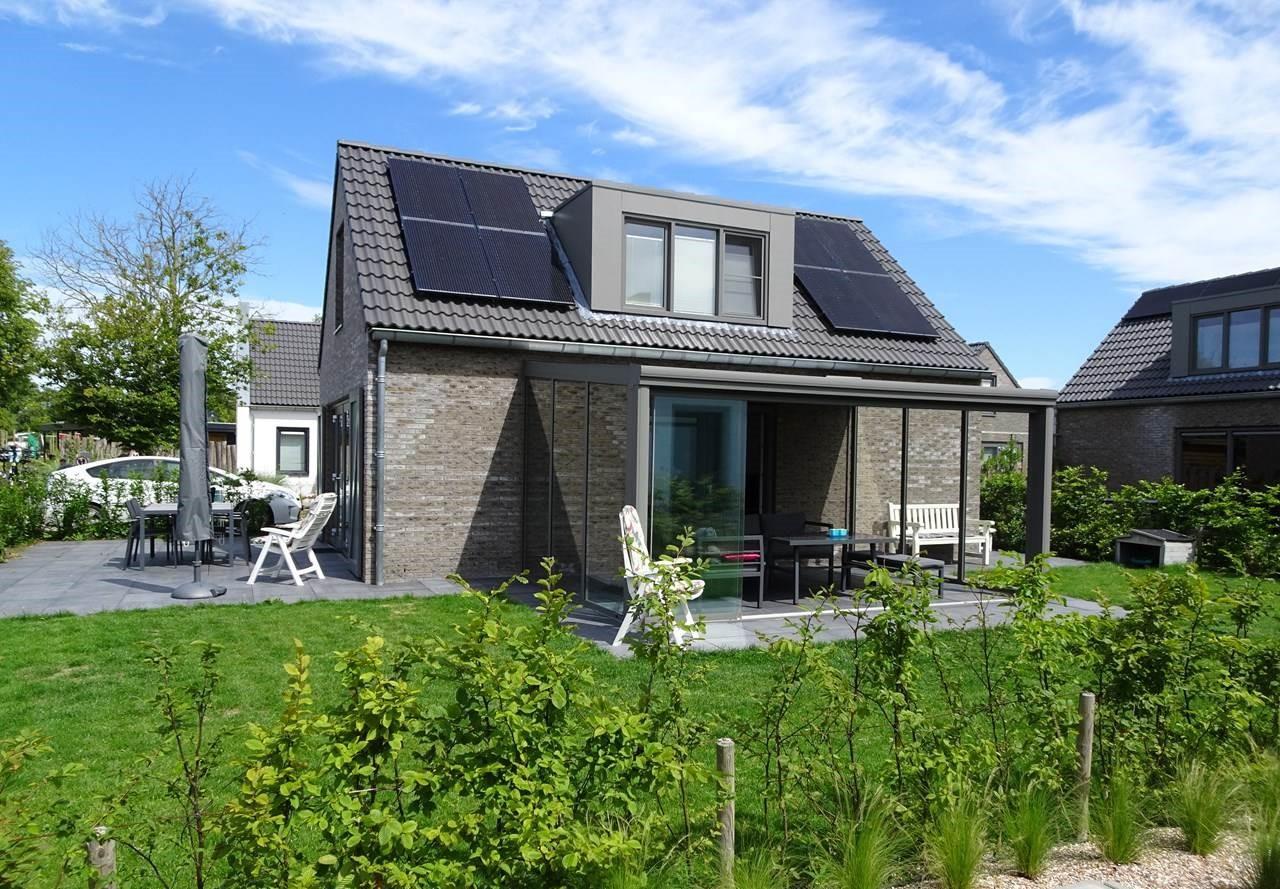 De bungalow voelt zich natuurlijk helemaal thuis in de natuur. Kom jij genieten van de heerlijke serre?